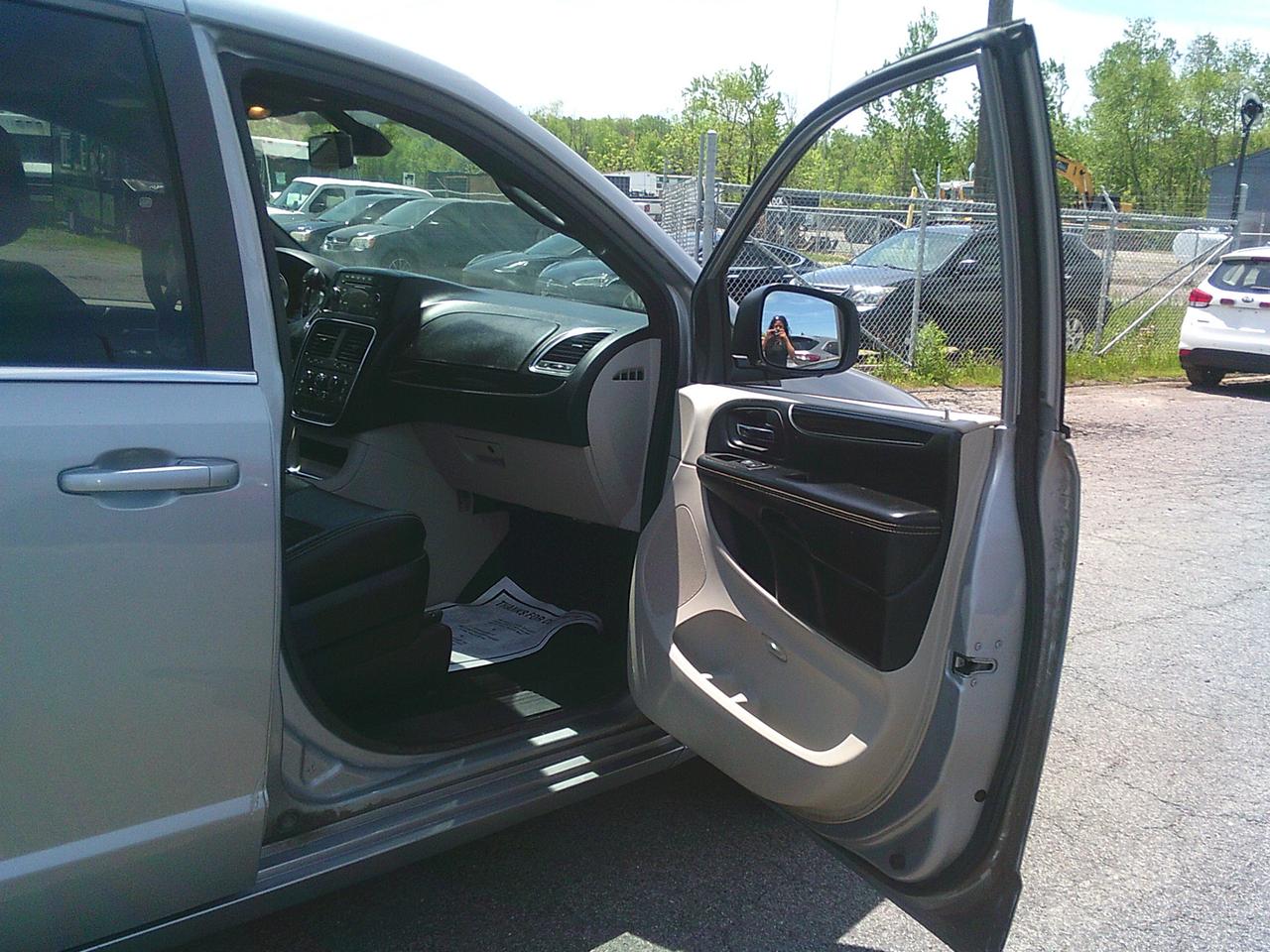 2019 Dodge Grand Caravan SXT Premium Plus STOW N GO!! Photo