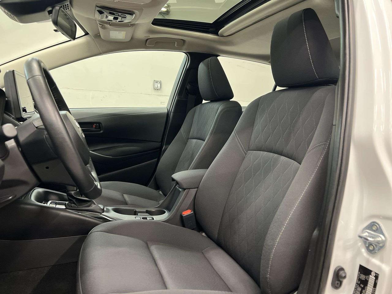 2025 Toyota Corolla LE UPGRADE |SUNROOF | HTD SEATS | CARPLAY | ALLOYS Photo