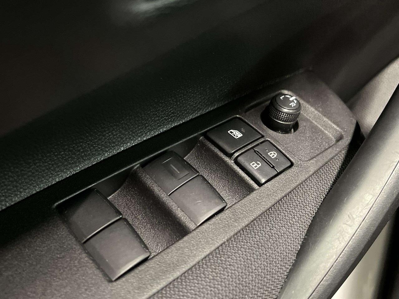 2025 Toyota Corolla LE UPGRADE |SUNROOF | HTD SEATS | CARPLAY | ALLOYS Photo