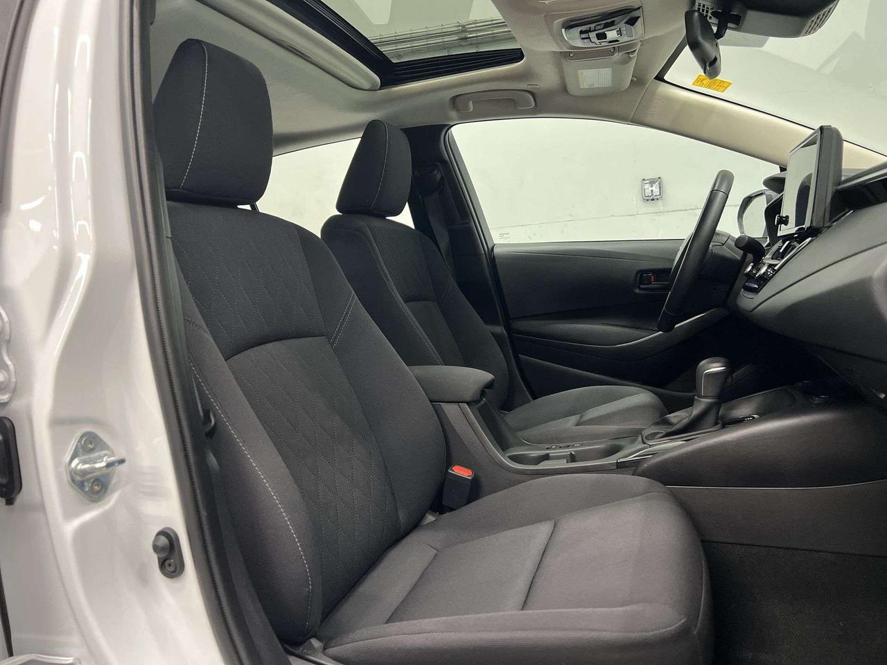 2025 Toyota Corolla LE UPGRADE |SUNROOF | HTD SEATS | CARPLAY | ALLOYS Photo