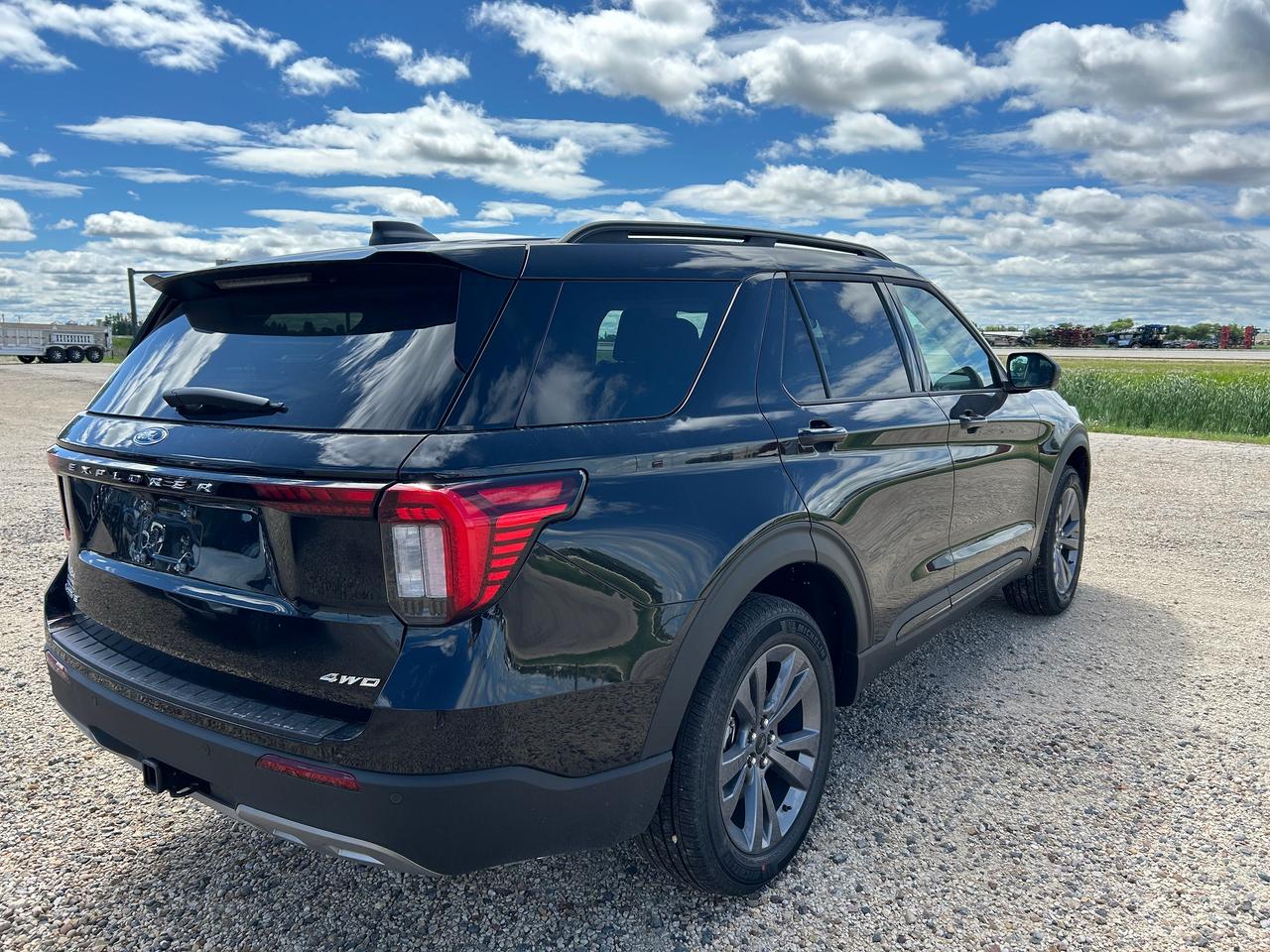 2026 Ford Explorer Active w/200A Pkg 4WD Photo3