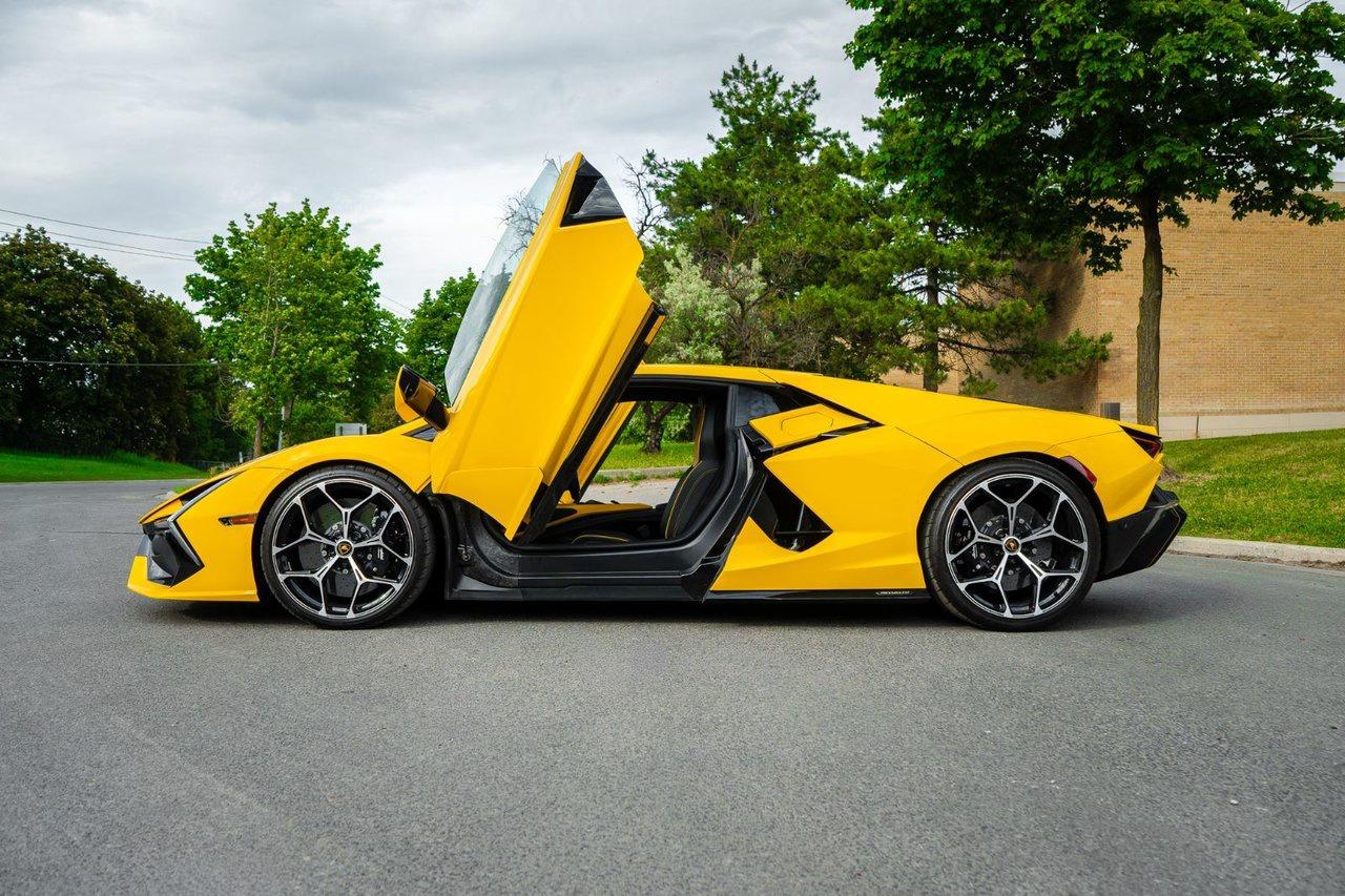 2024 Lamborghini Revuelto  Photo3