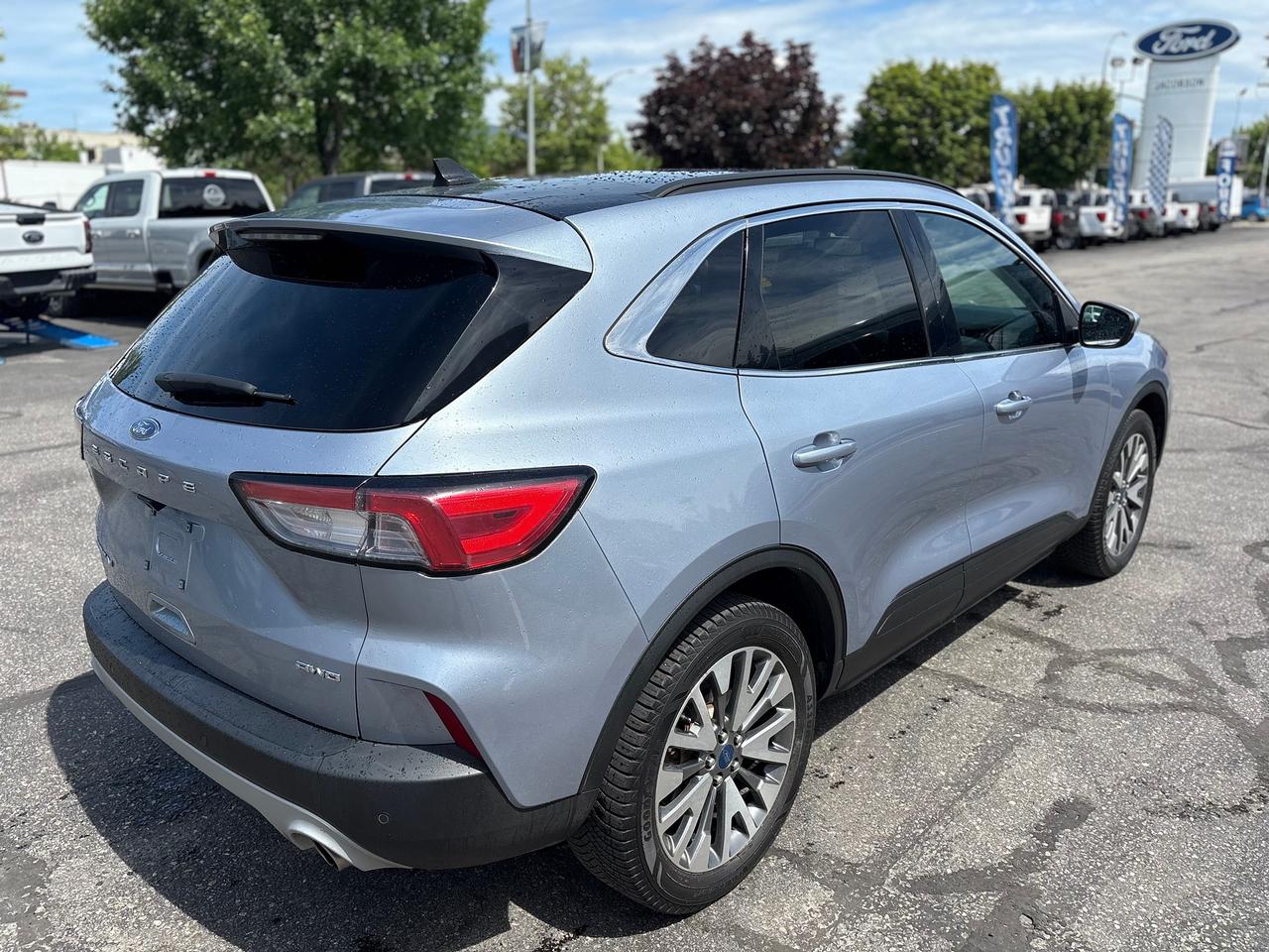 2022 Ford Escape Titanium Photo4