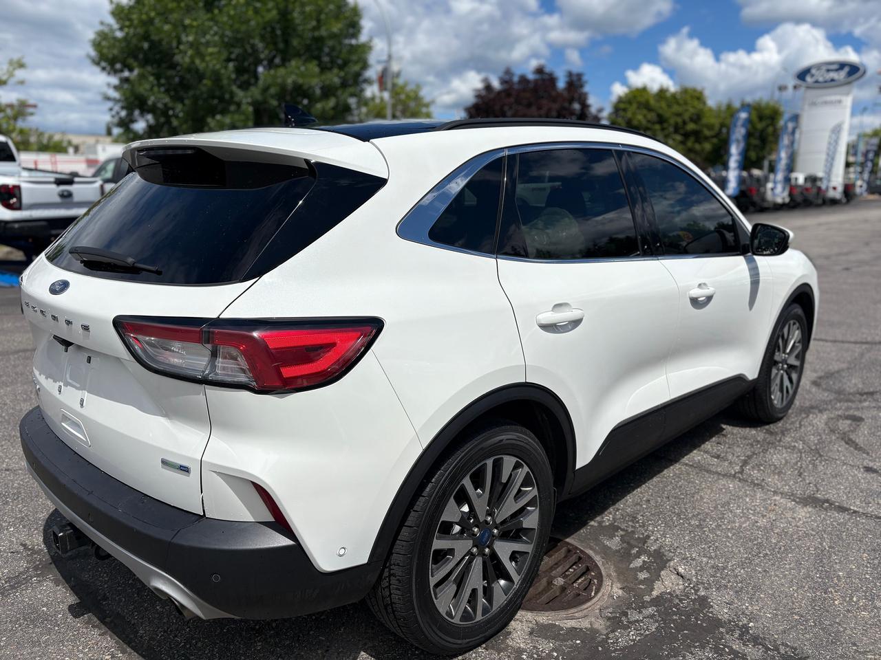 2020 Ford Escape Titanium Photo4