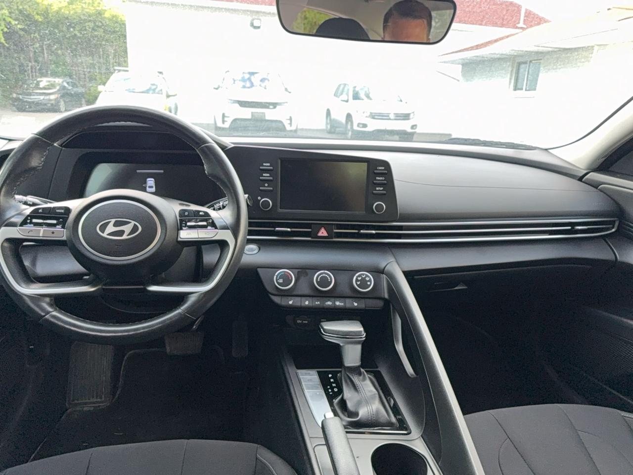 2024 Hyundai Elantra Preferred - HEATED SEATS - HEATED WHEEL - APPLE CARPLAY - ANDROID AUTO Photo
