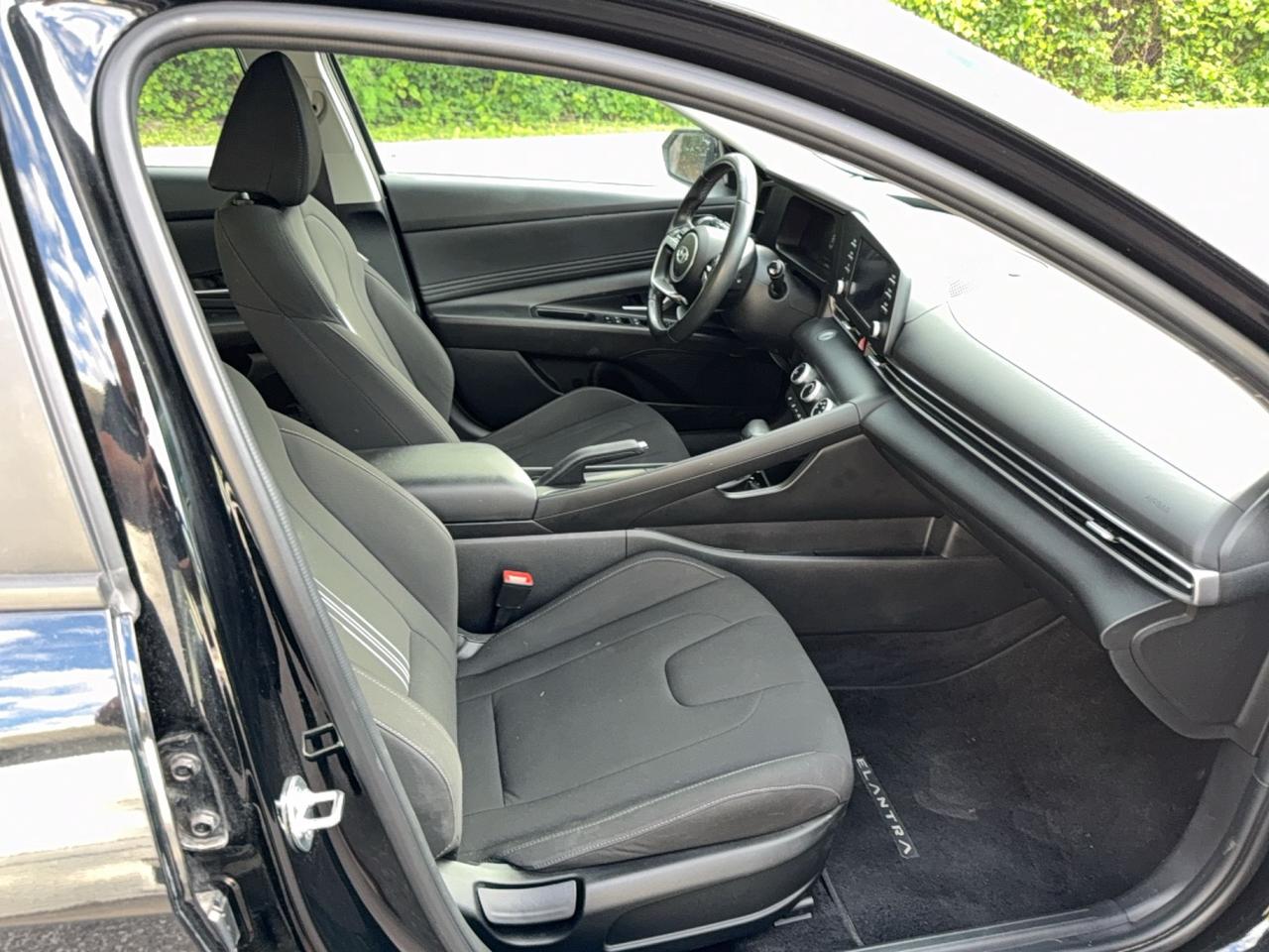 2024 Hyundai Elantra Preferred - HEATED SEATS - HEATED WHEEL - APPLE CARPLAY - ANDROID AUTO Photo