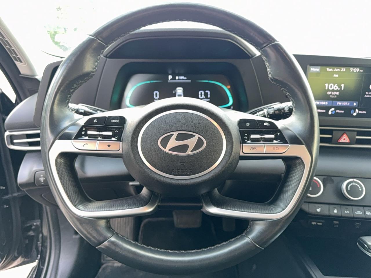 2024 Hyundai Elantra Preferred - HEATED SEATS - HEATED WHEEL - APPLE CARPLAY - ANDROID AUTO Photo