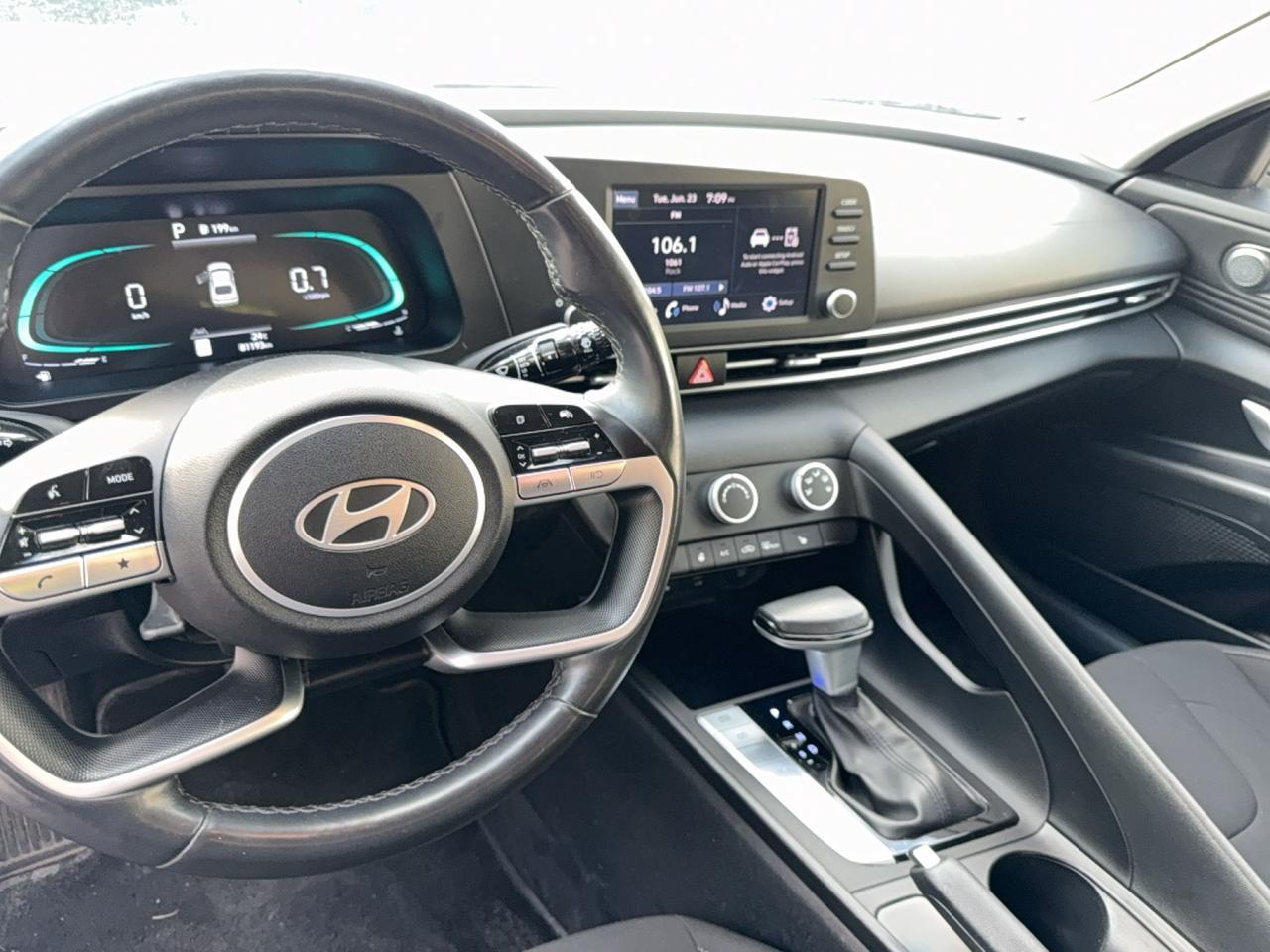 2024 Hyundai Elantra Preferred - HEATED SEATS - HEATED WHEEL - APPLE CARPLAY - ANDROID AUTO Photo