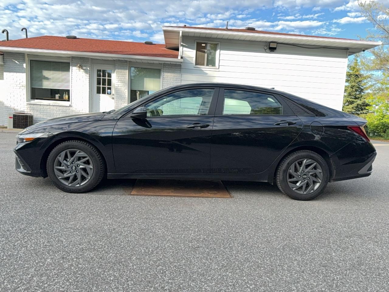 2024 Hyundai Elantra Preferred - HEATED SEATS - HEATED WHEEL - APPLE CARPLAY - ANDROID AUTO Photo1