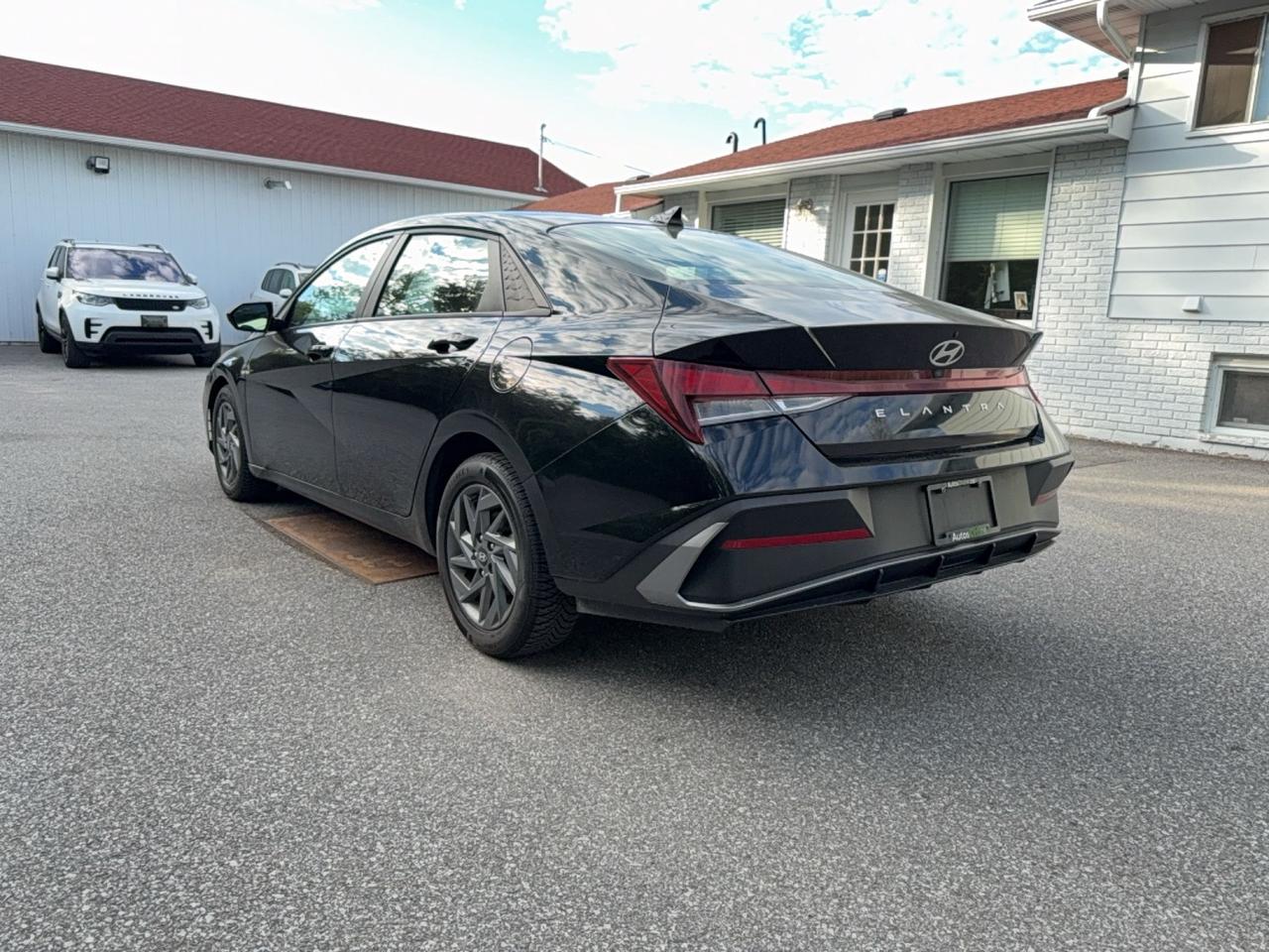 2024 Hyundai Elantra Preferred - HEATED SEATS - HEATED WHEEL - APPLE CARPLAY - ANDROID AUTO Photo2