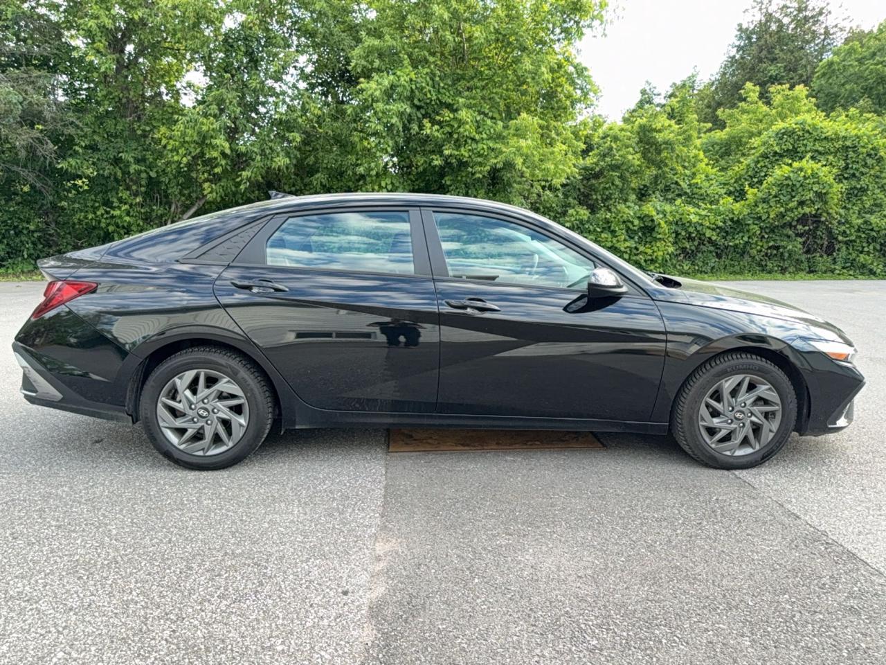 2024 Hyundai Elantra Preferred - HEATED SEATS - HEATED WHEEL - APPLE CARPLAY - ANDROID AUTO Photo