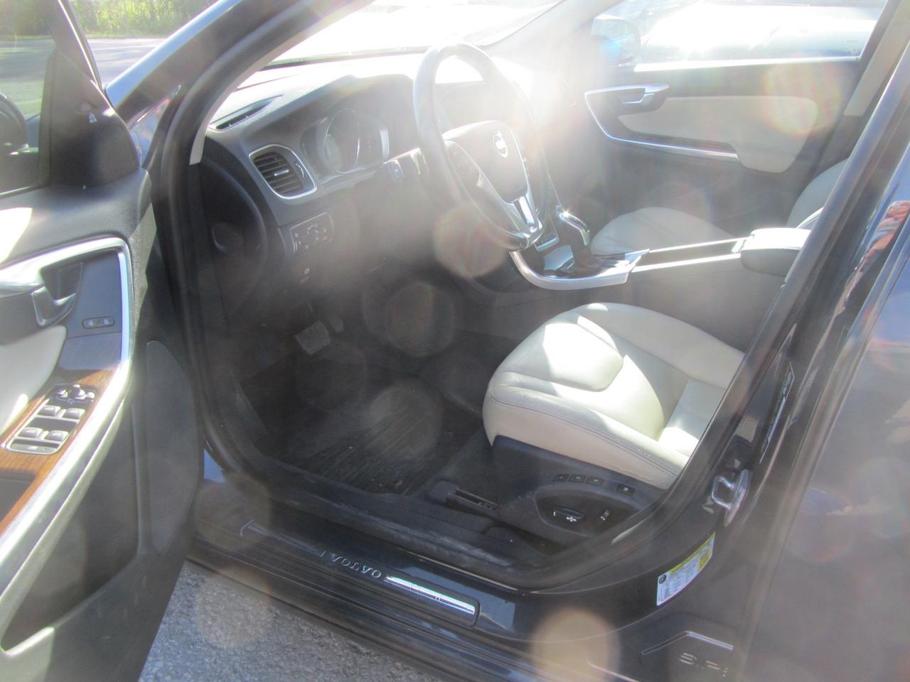 2015 Volvo V60 4dr Wgn T5 Premier Plus AWD Photo