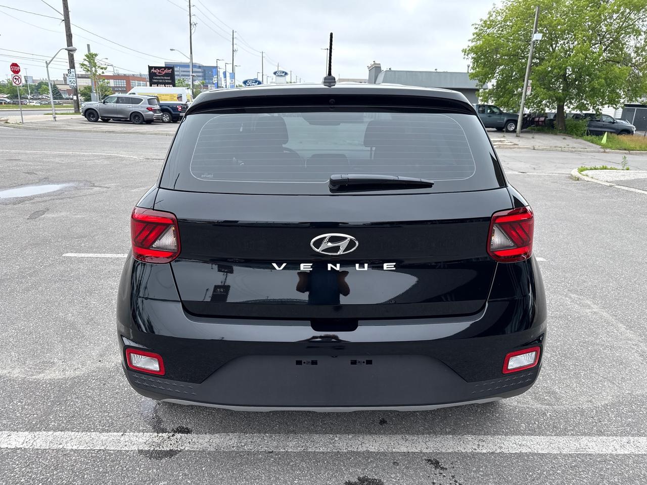 2023 Hyundai Venue Essential Photo3