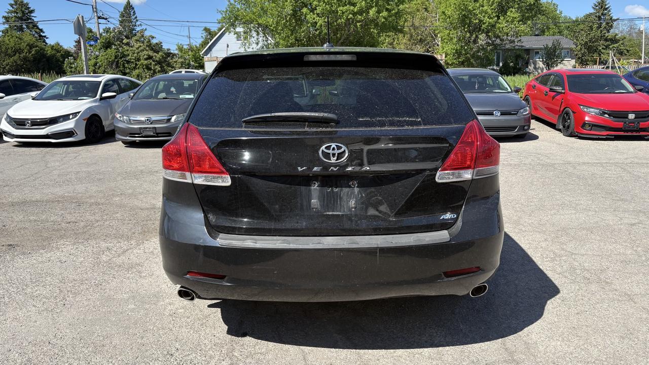 2011 Toyota Venza LE Photo