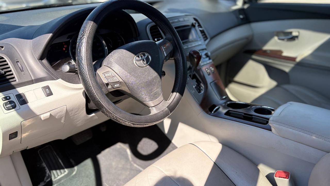 2011 Toyota Venza LE Photo