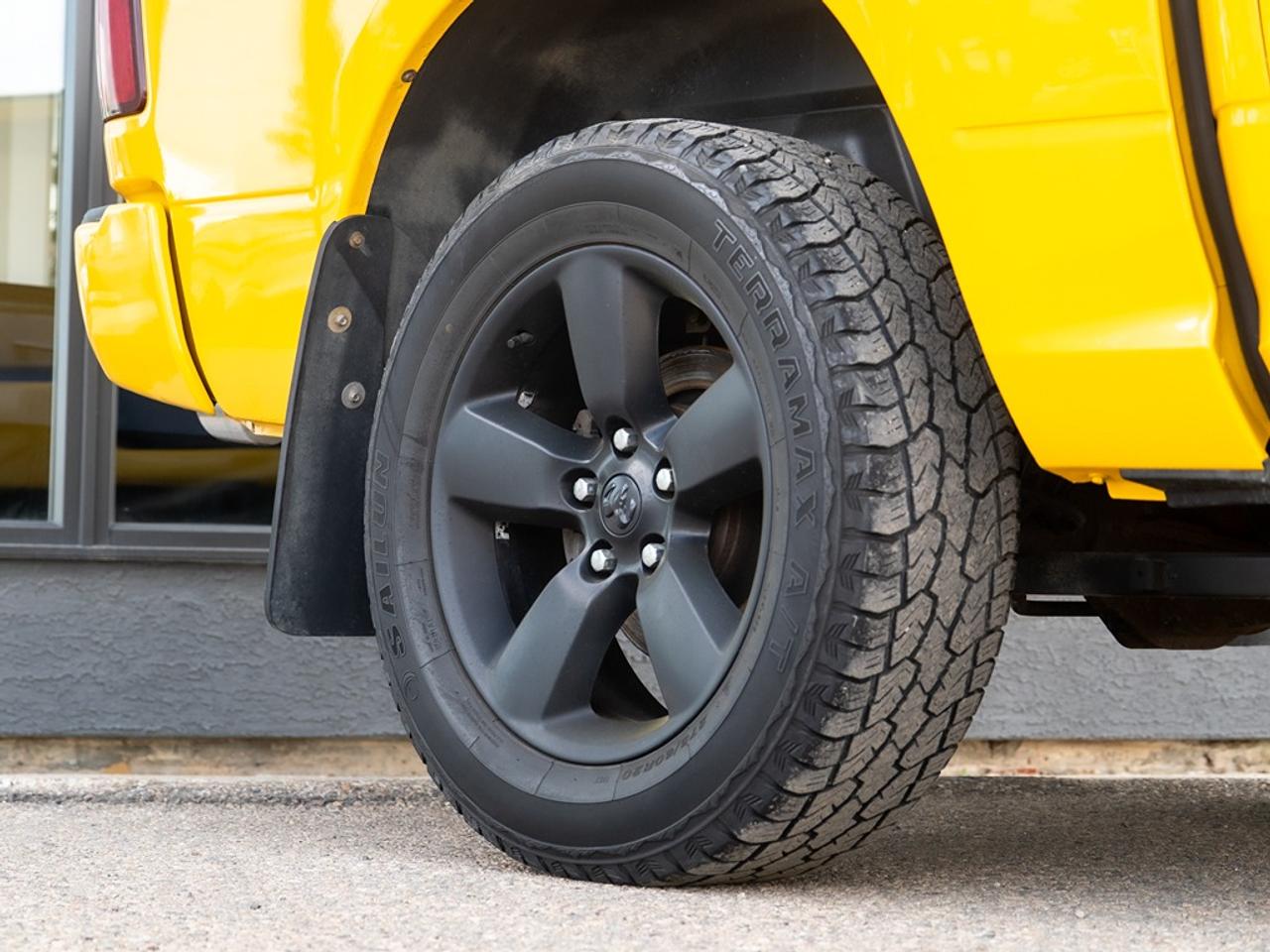 2019 RAM 1500 Classic Express 4x4 Crew Cab Photo3