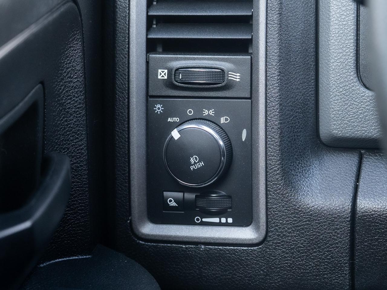 2019 RAM 1500 Classic Express 4x4 Crew Cab Photo11