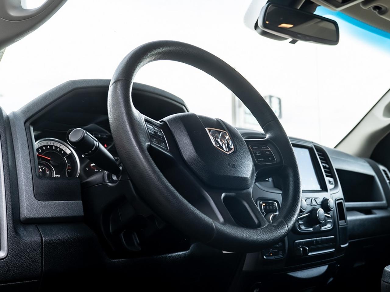 2019 RAM 1500 Classic Express 4x4 Crew Cab Photo33