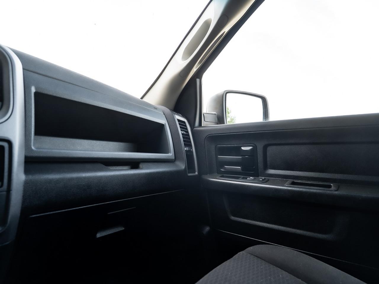 2019 RAM 1500 Classic Express 4x4 Crew Cab Photo34