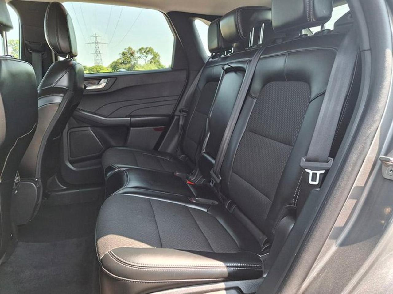 2025 Ford Escape PHEV | Heated Seats + Steering | Adaptive Cruise | Remote Start | Lane Keep | and More ! Photo