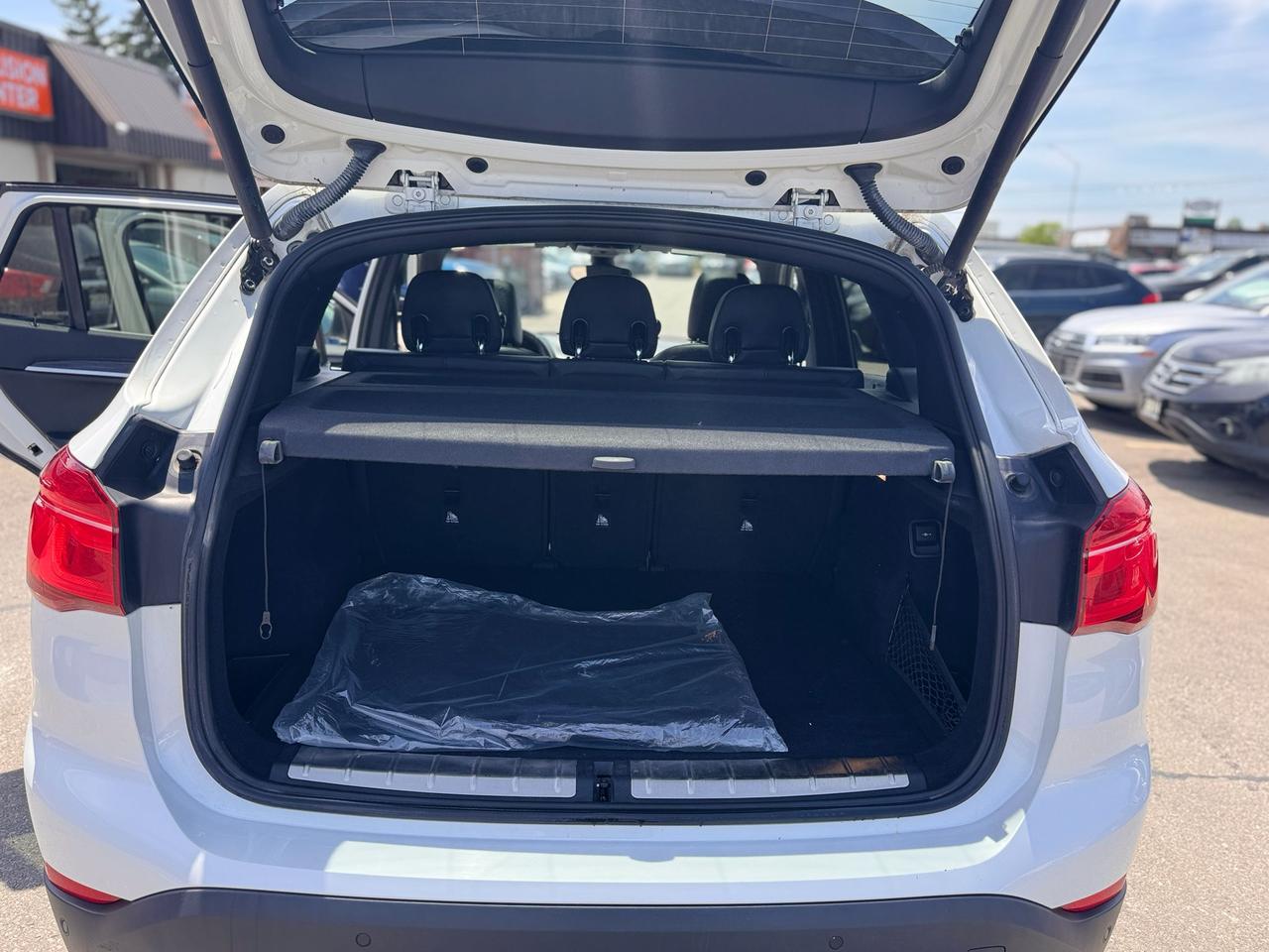 2018 BMW X1 AUTO NAV BLUETOOTH B-CAMERA PANARAMIC ROOF SAFTY Photo