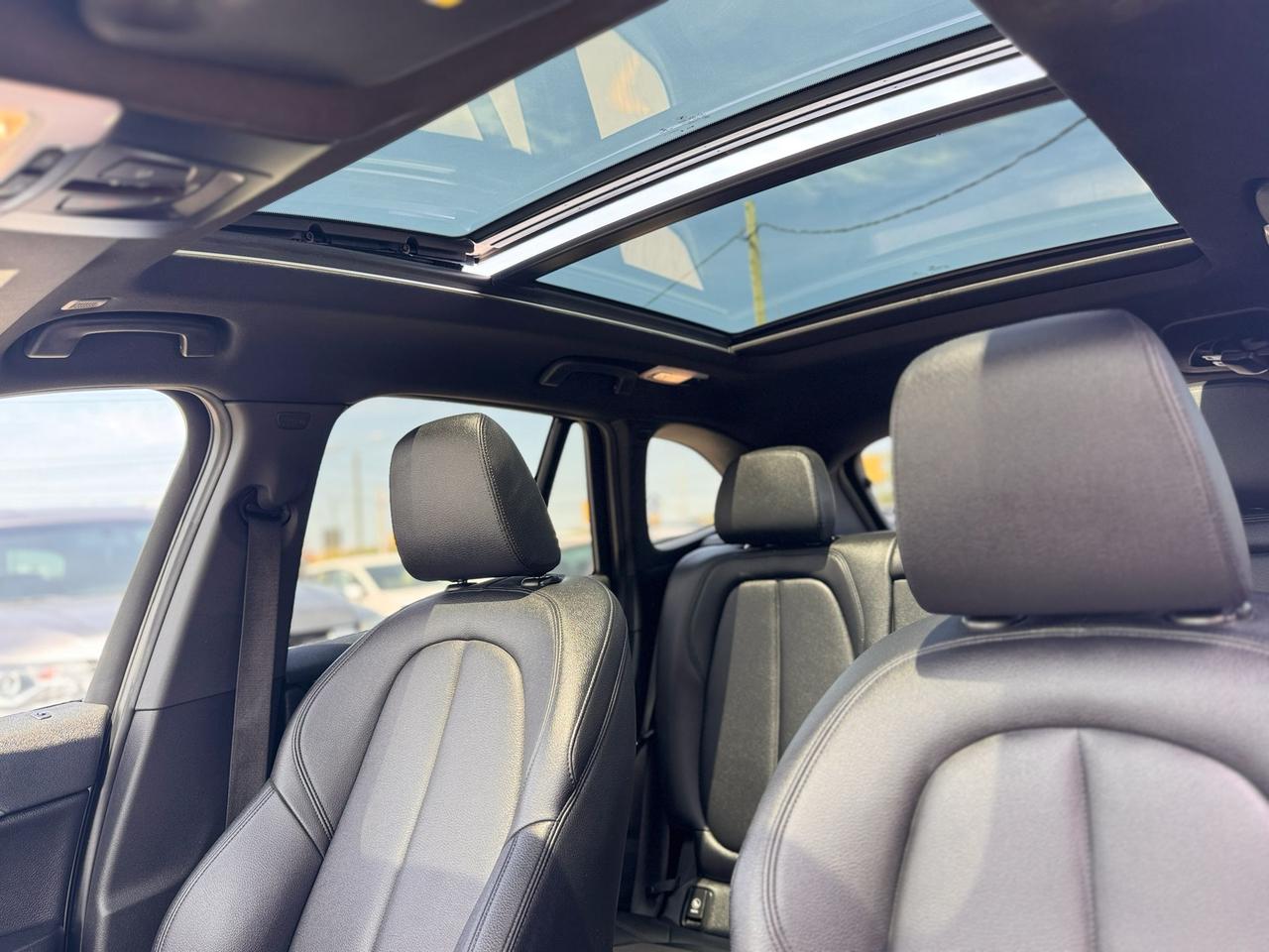 2018 BMW X1 AUTO NAV BLUETOOTH B-CAMERA PANARAMIC ROOF SAFTY Photo