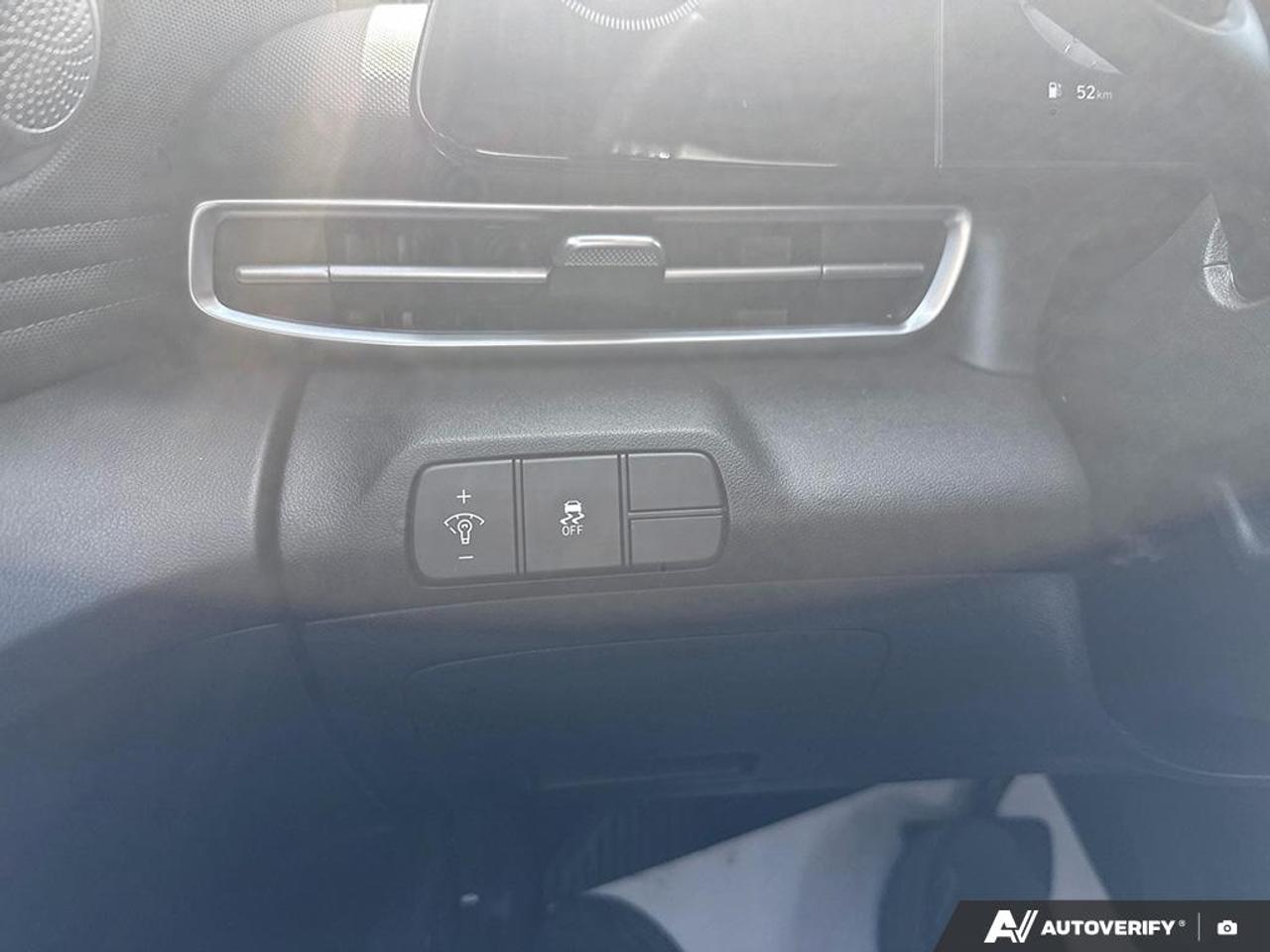 2025 Hyundai Elantra LUXURY / NO ACCIDENTS / LEATHER / ROOF / NAV Photo