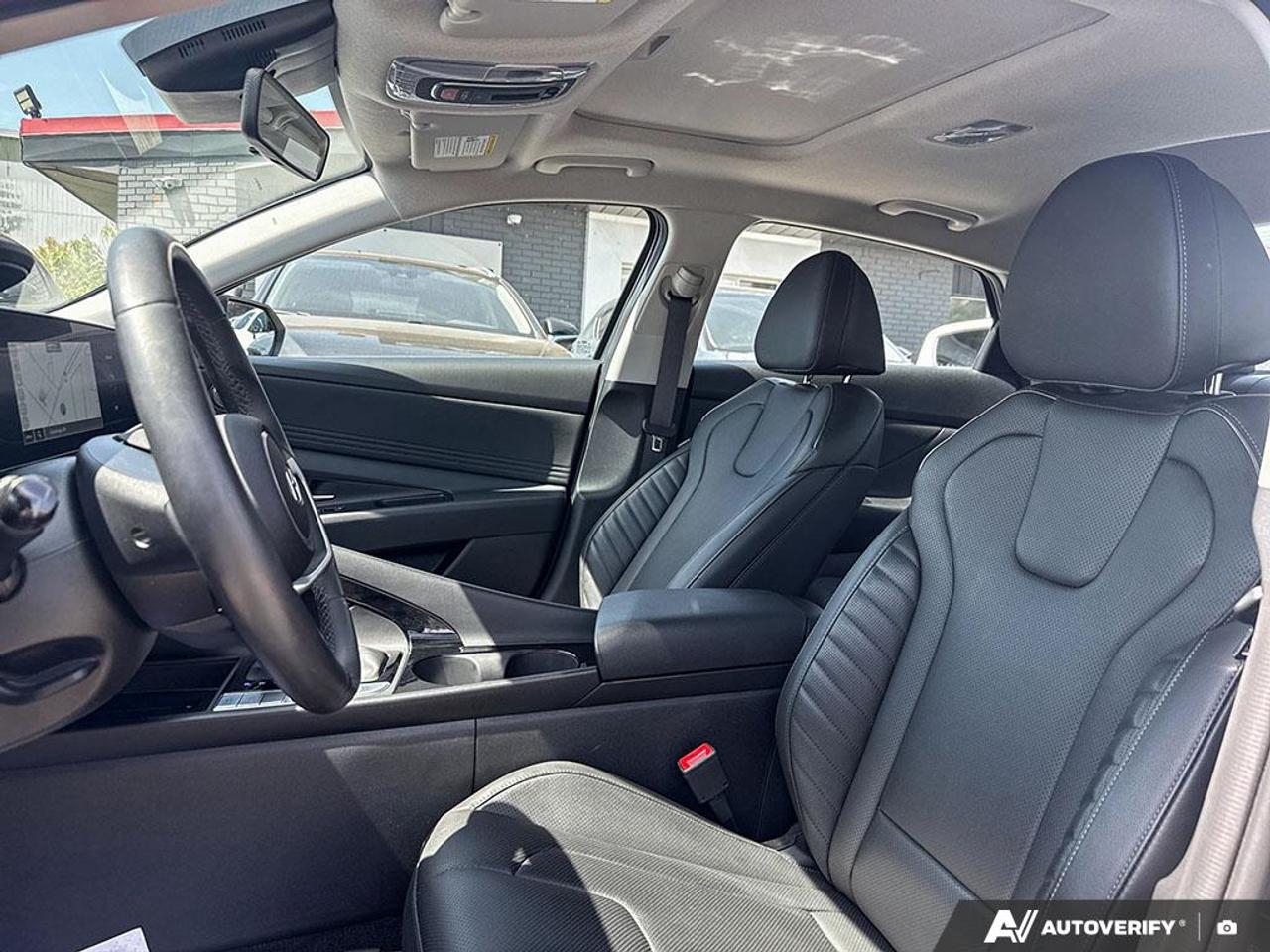 2025 Hyundai Elantra LUXURY / NO ACCIDENTS / LEATHER / ROOF / NAV Photo