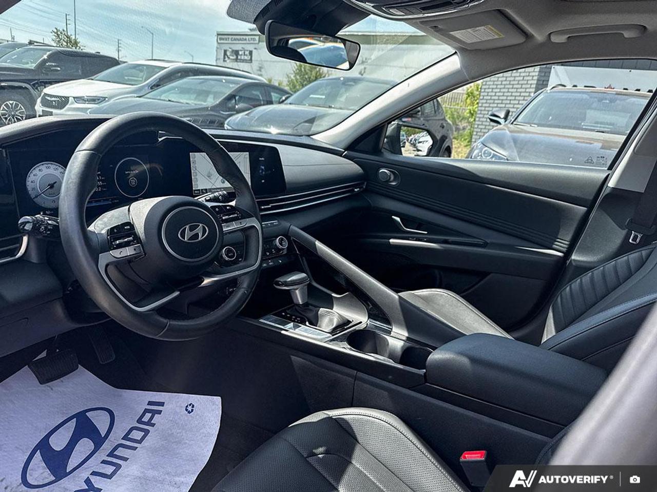 2025 Hyundai Elantra LUXURY / NO ACCIDENTS / LEATHER / ROOF / NAV Photo