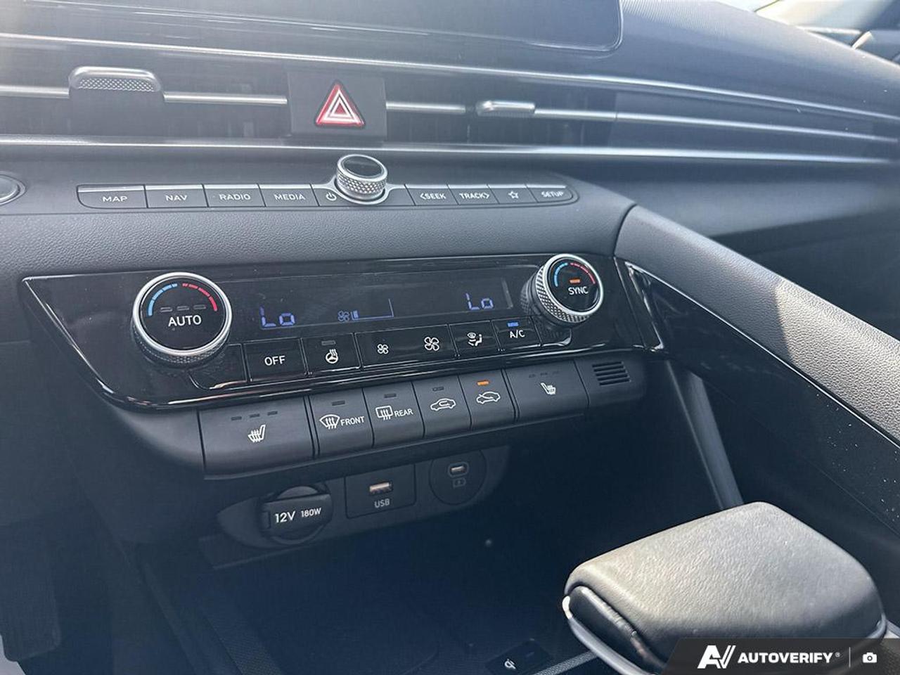 2025 Hyundai Elantra LUXURY / NO ACCIDENTS / LEATHER / ROOF / NAV Photo