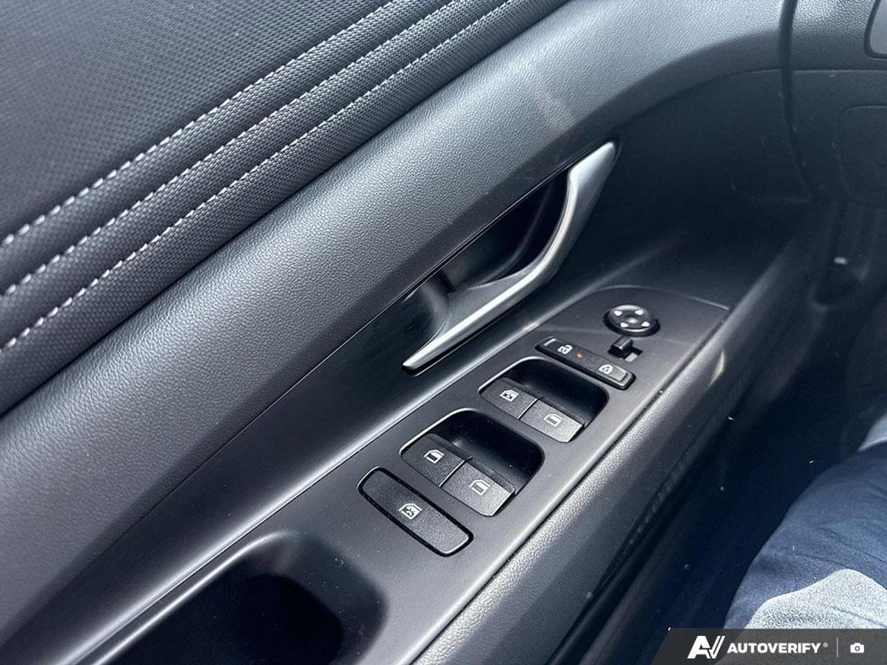 2025 Hyundai Elantra LUXURY / NO ACCIDENTS / LEATHER / ROOF / NAV Photo