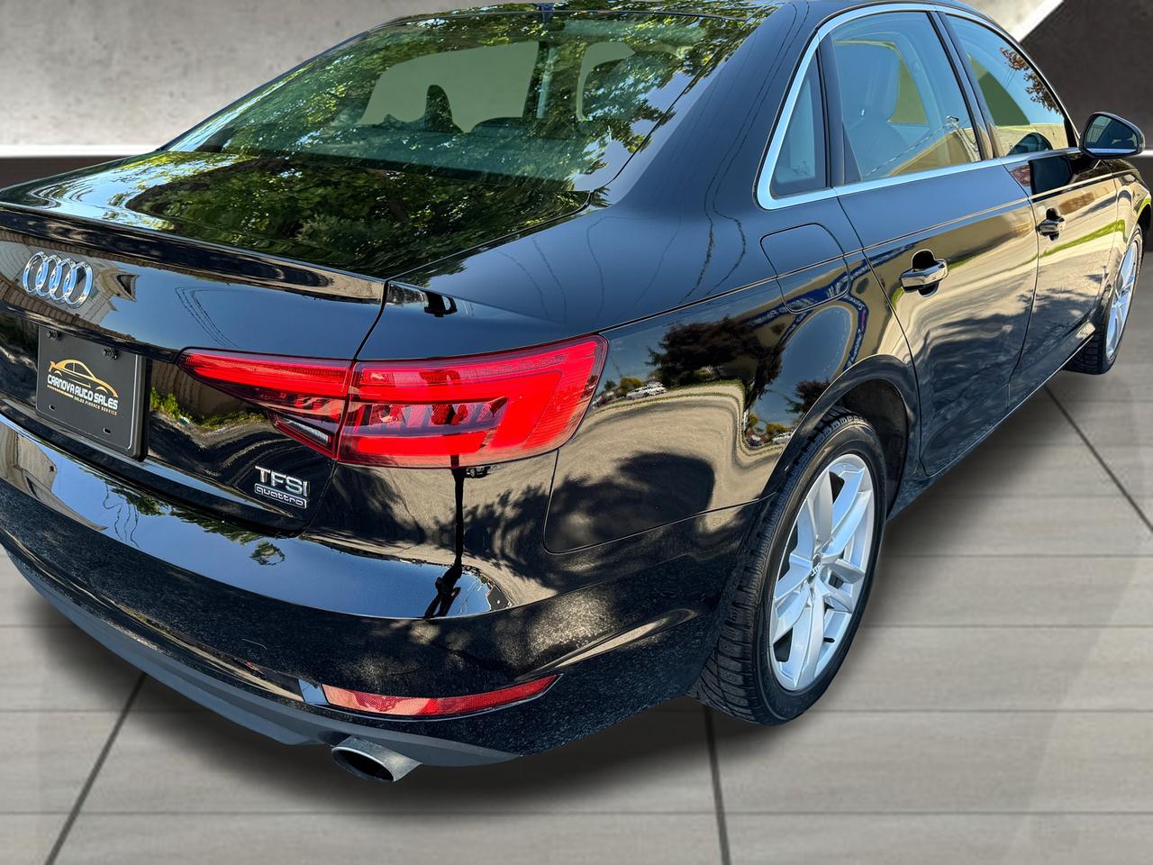 2017 Audi A4 Komfort Quattro TFSI+CLEAN CARFAX Photo