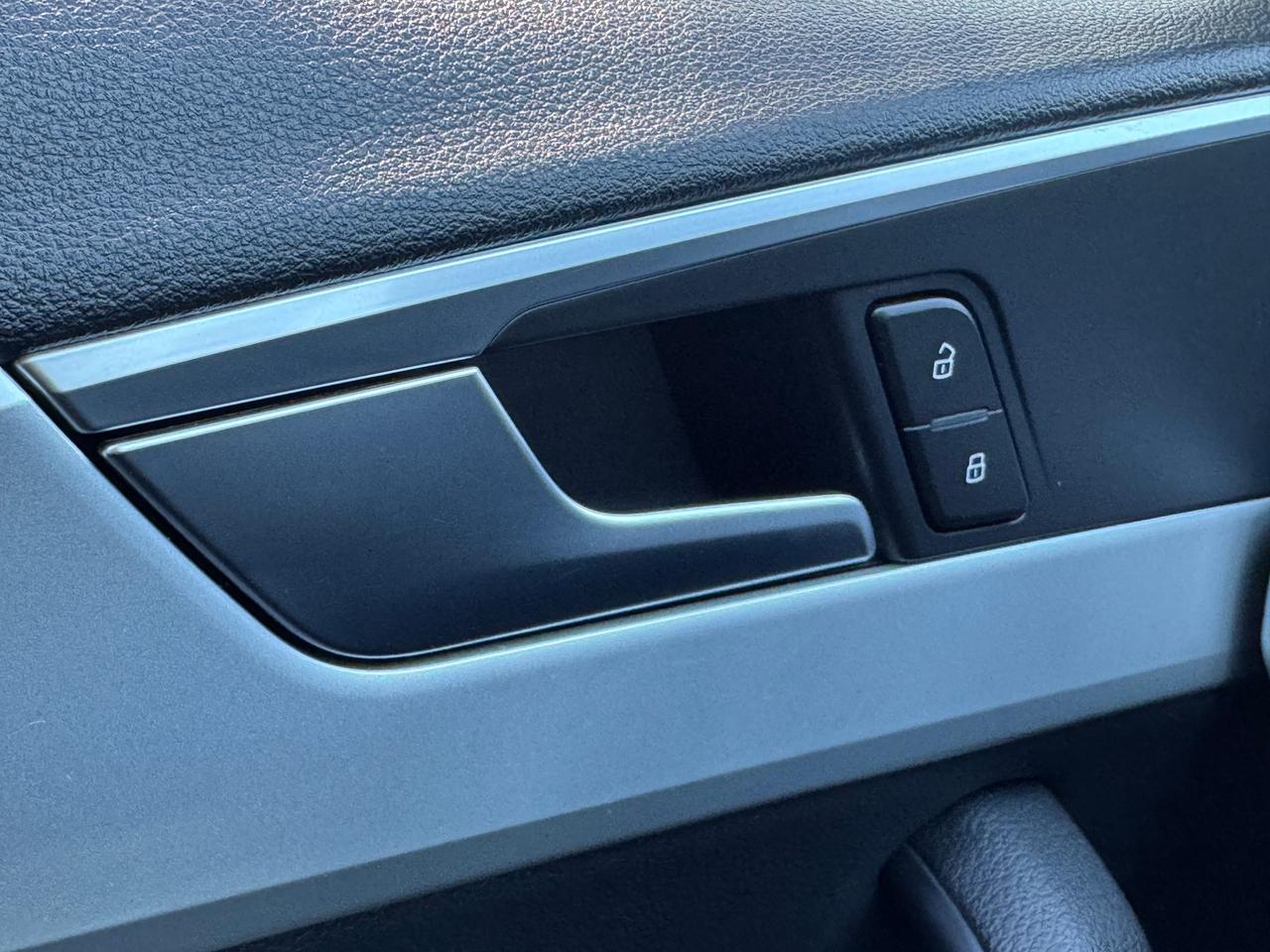 2017 Audi A4 Komfort Quattro TFSI+CLEAN CARFAX Photo