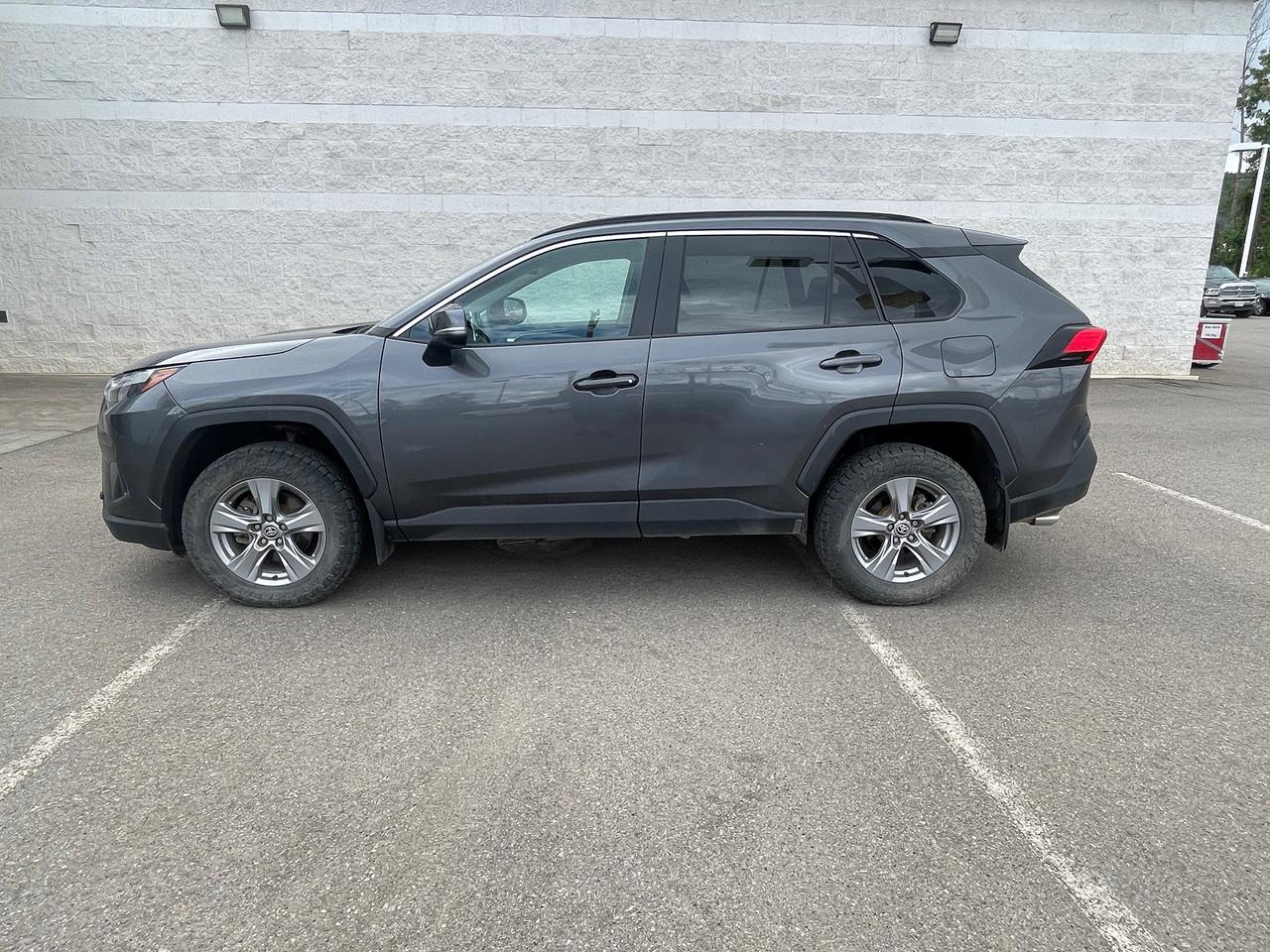 2023 Toyota RAV4 XLE Photo2