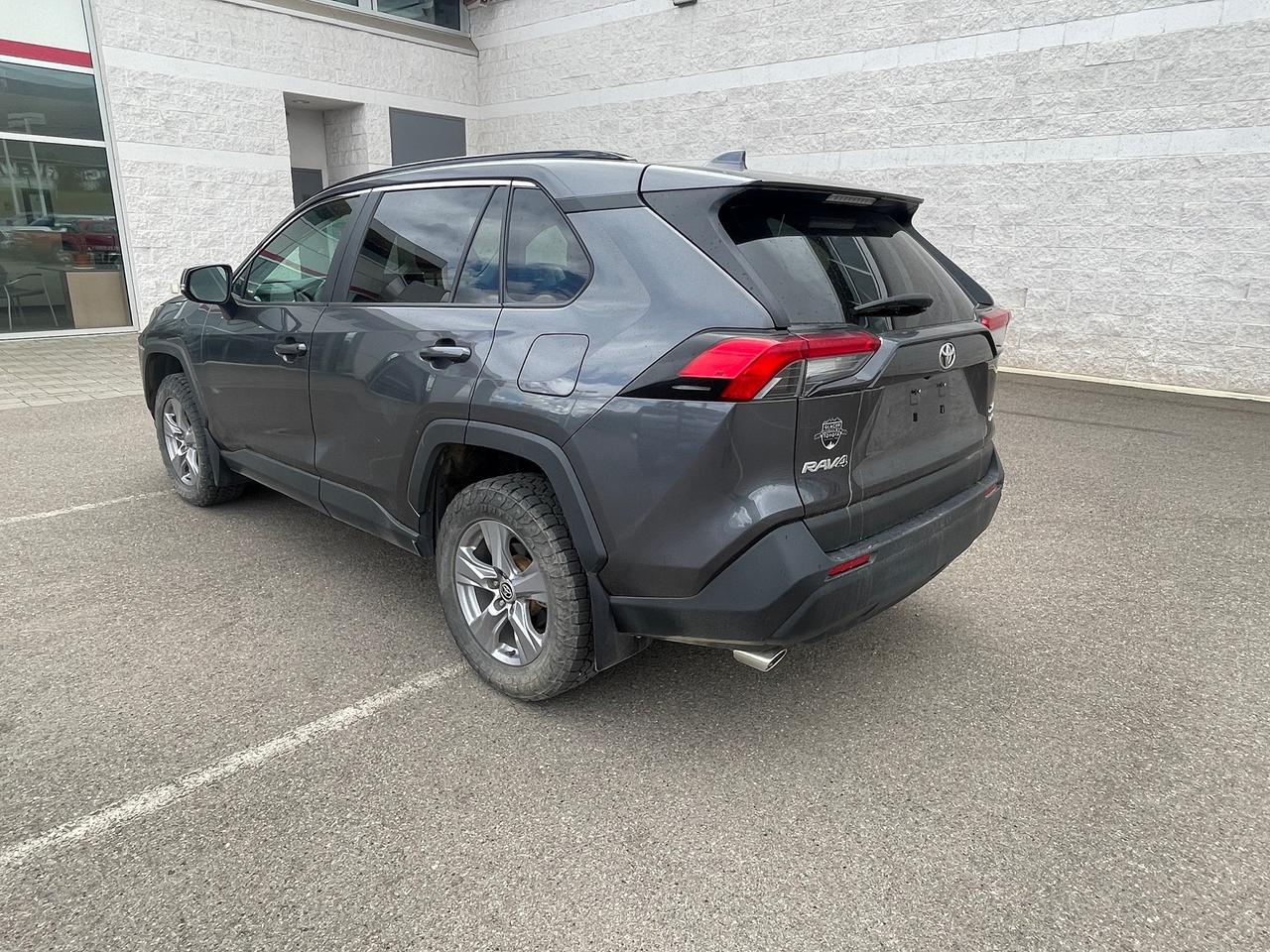 2023 Toyota RAV4 XLE Photo4