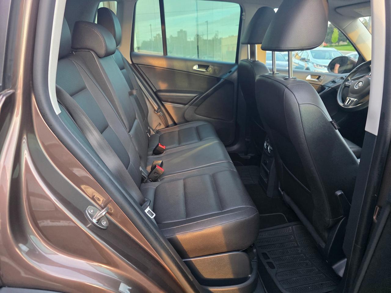 2015 Volkswagen Tiguan Comfortline ACCIDENT FREE | LOW KMS | LEATHER | SUNROOF Photo