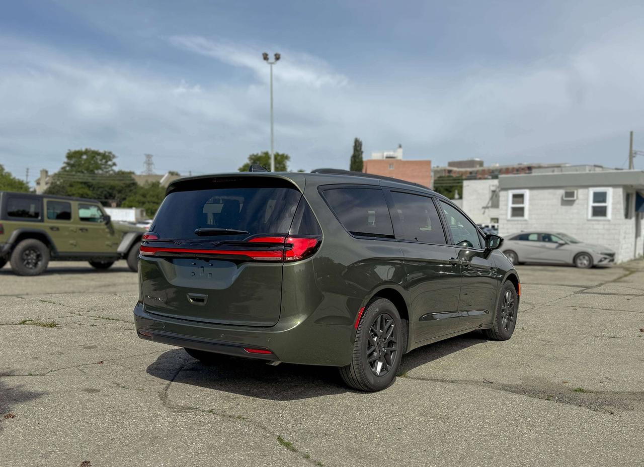 2027 Chrysler Pacifica SELECT | S Package Photo4