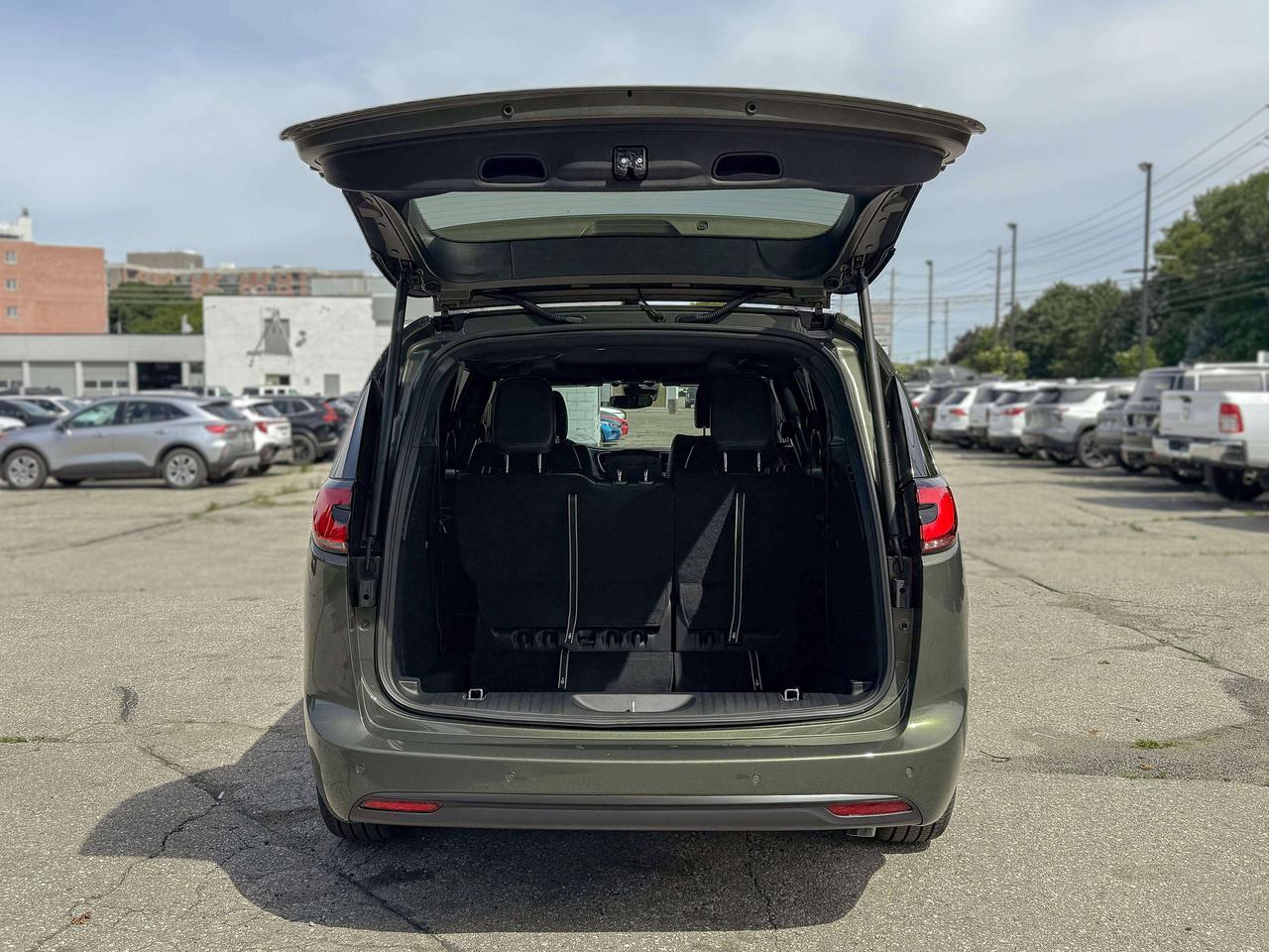 2027 Chrysler Pacifica SELECT | S Package Photo