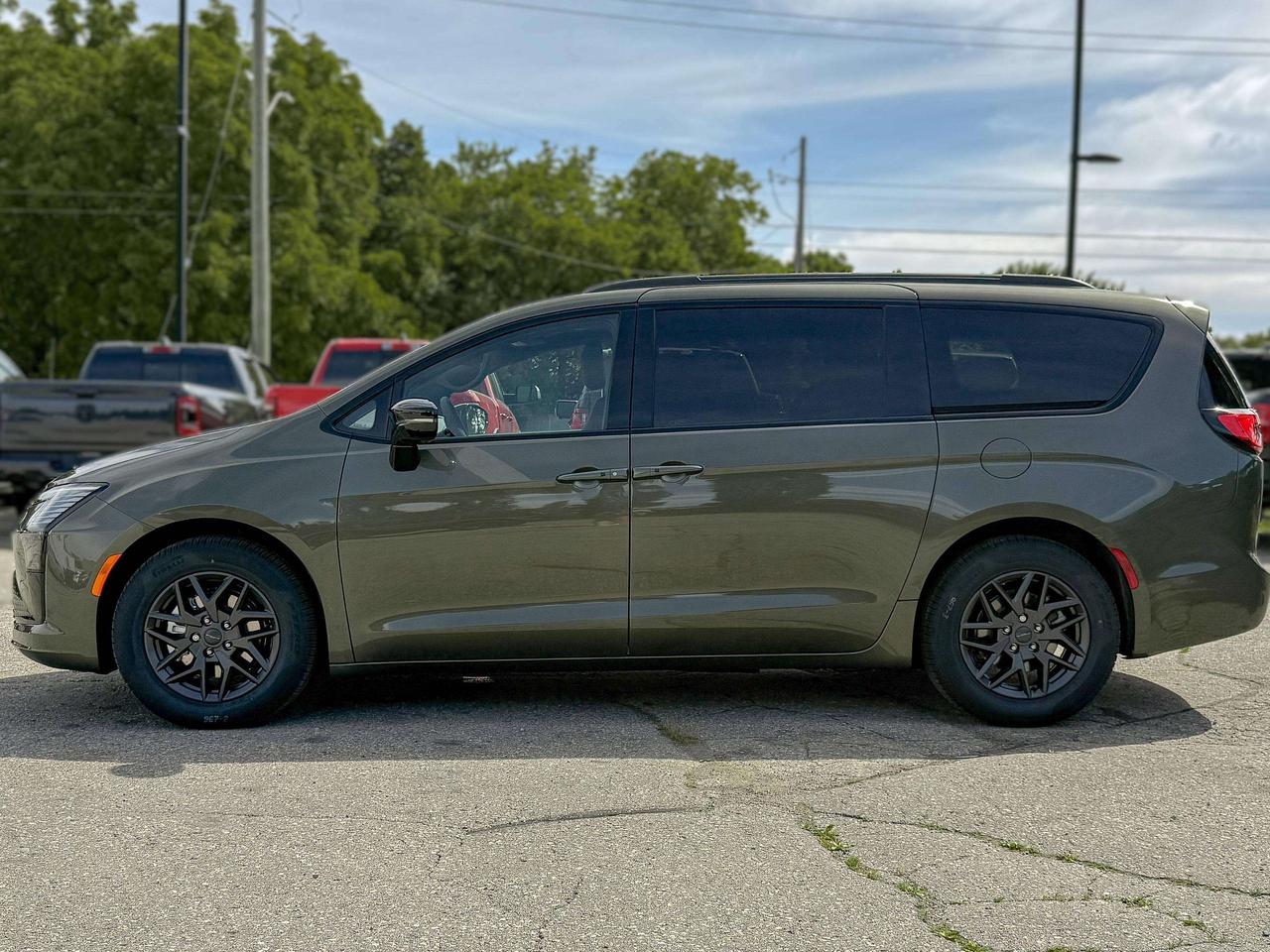 2027 Chrysler Pacifica SELECT | S Package Photo