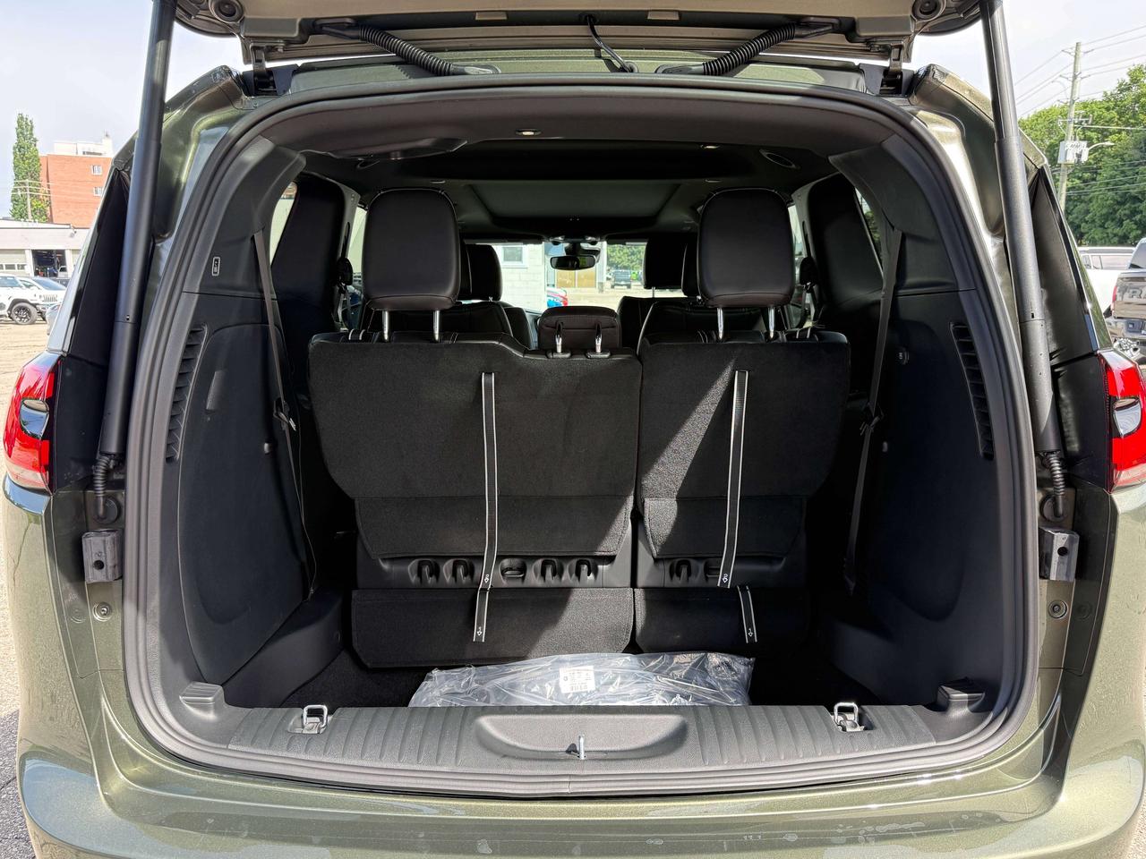 2027 Chrysler Pacifica SELECT | S Package Photo