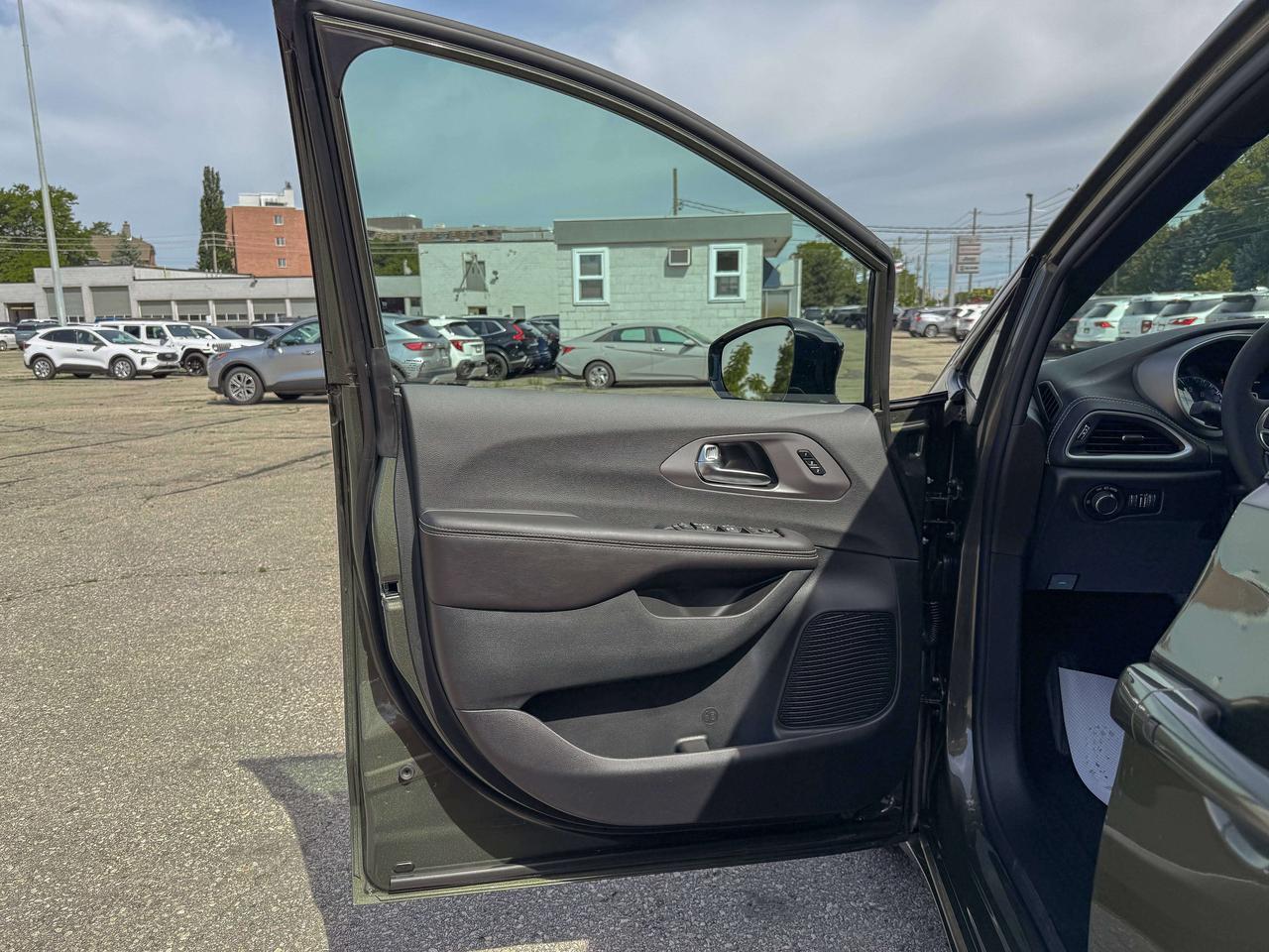 2027 Chrysler Pacifica SELECT | S Package Photo