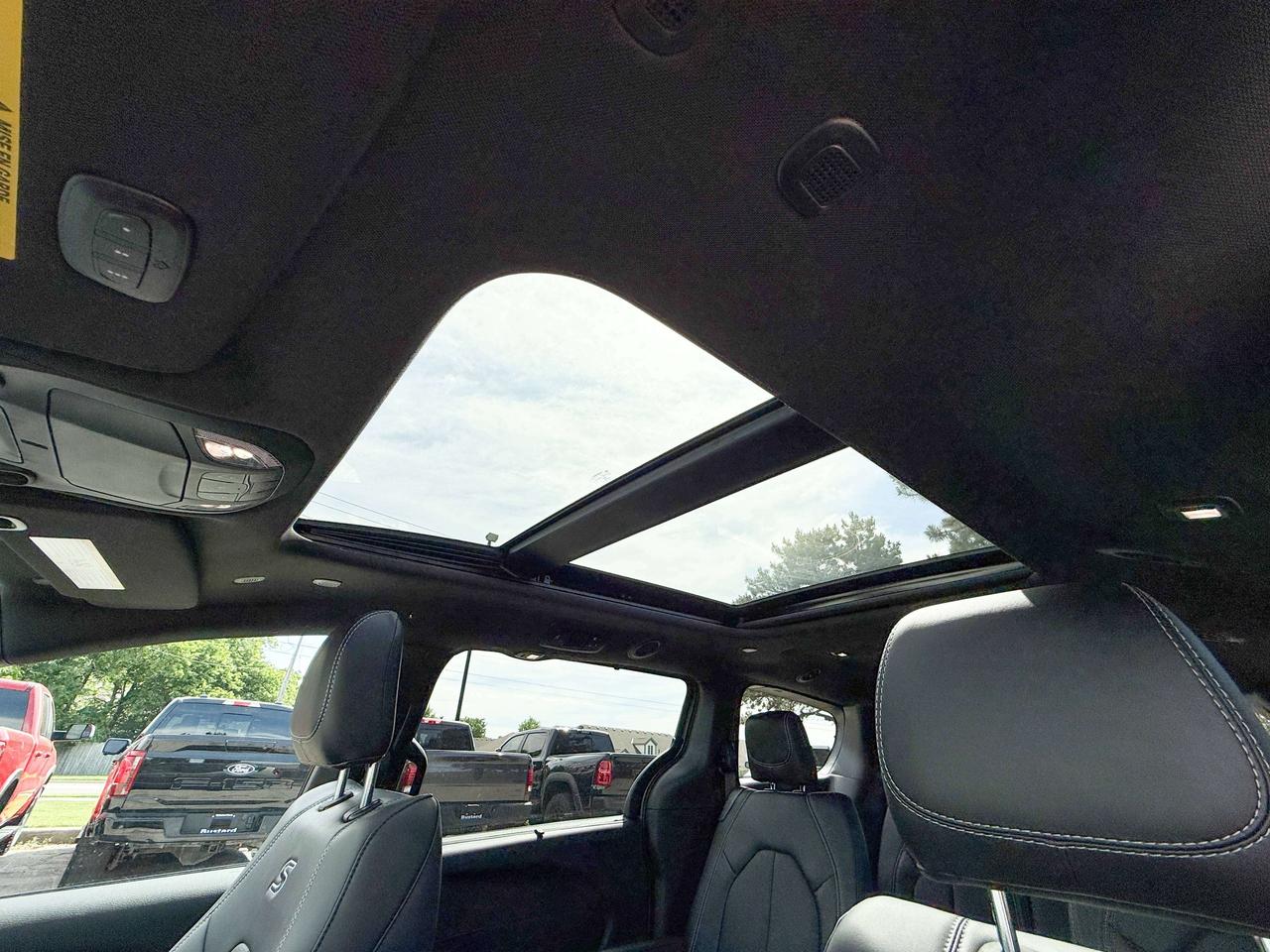 2027 Chrysler Pacifica SELECT | S Package Photo