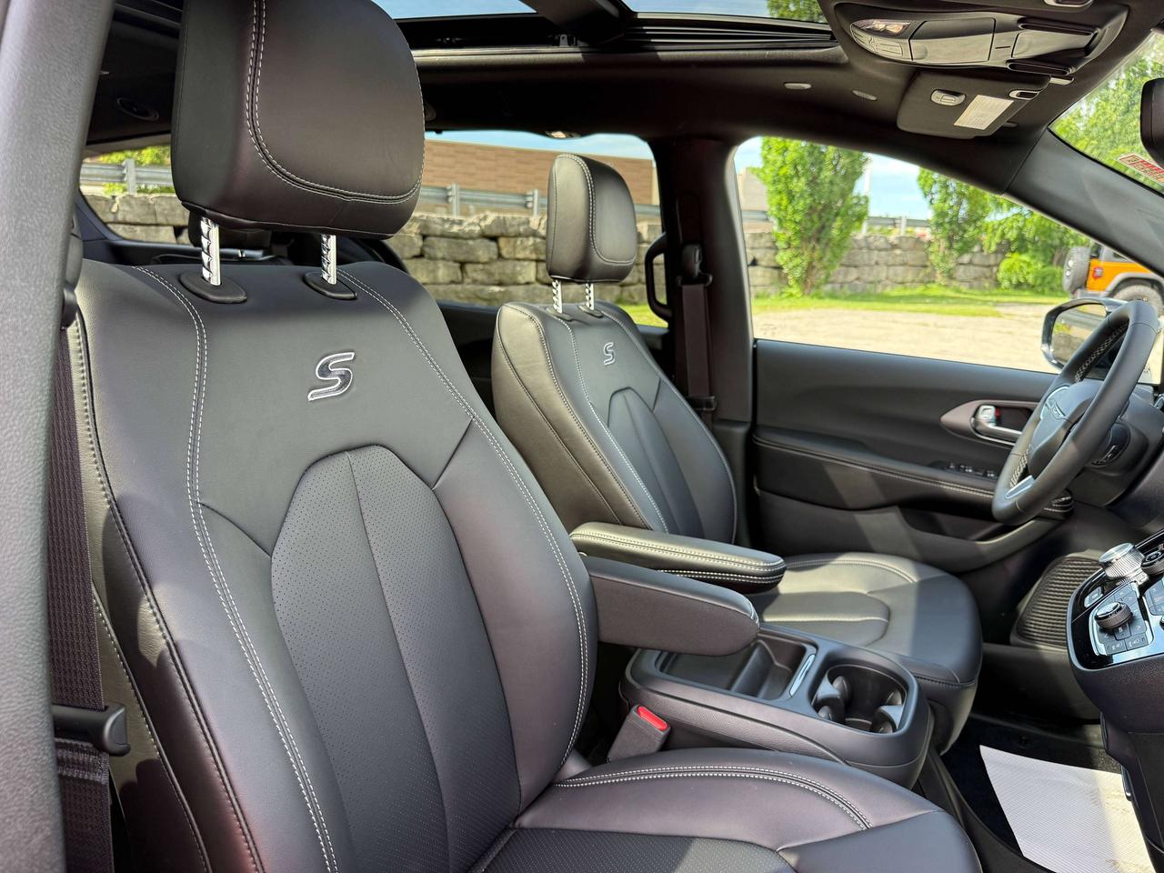 2027 Chrysler Pacifica SELECT | S Package Photo