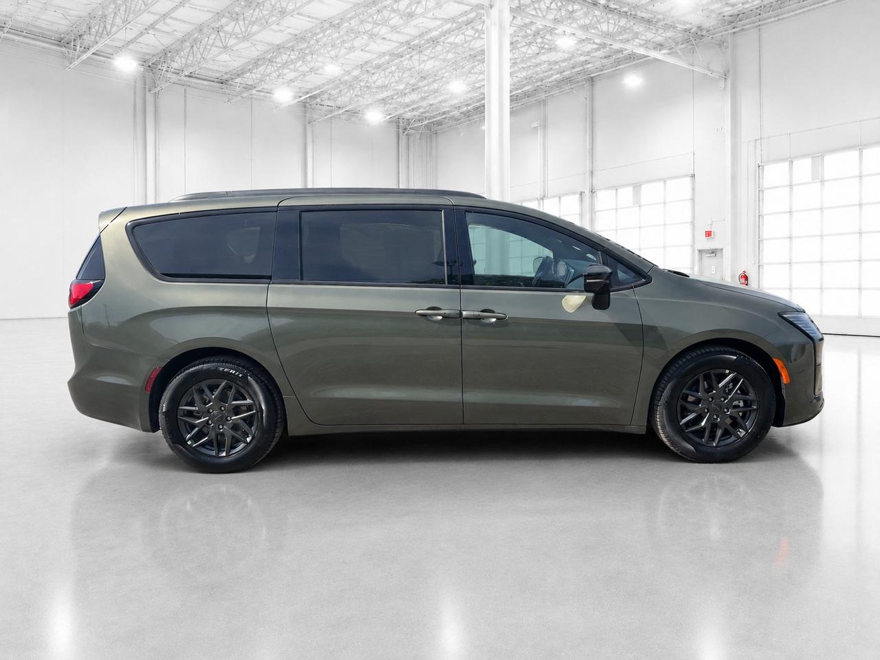 2027 Chrysler Pacifica Select AWD Photo