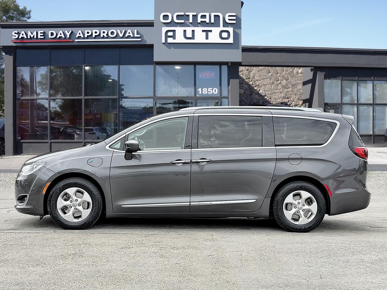 2018 Chrysler Pacifica Hybrid Touring-L 2WD Photo2