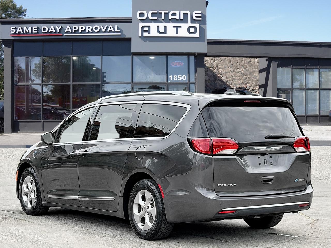2018 Chrysler Pacifica Hybrid Touring-L 2WD Photo3