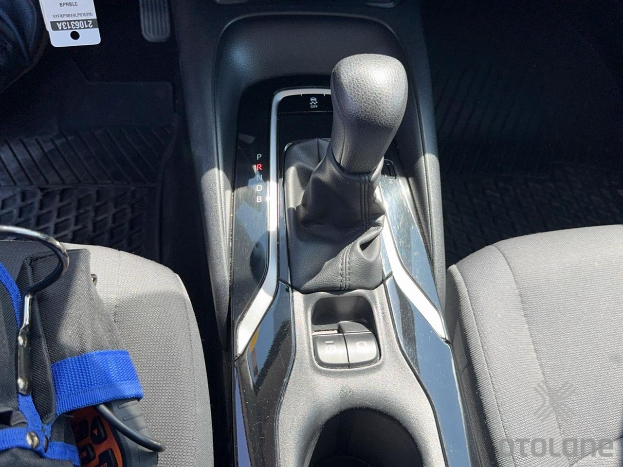 2020 Toyota Corolla LE Photo3