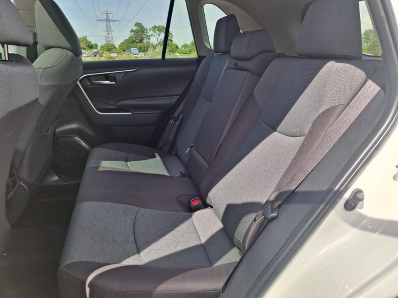 2025 Toyota RAV4 XLE AWD | Sunroof | Radar Cruise | Heated Wheel + Seats | Power Liftgate | Carplay | and More ! Photo