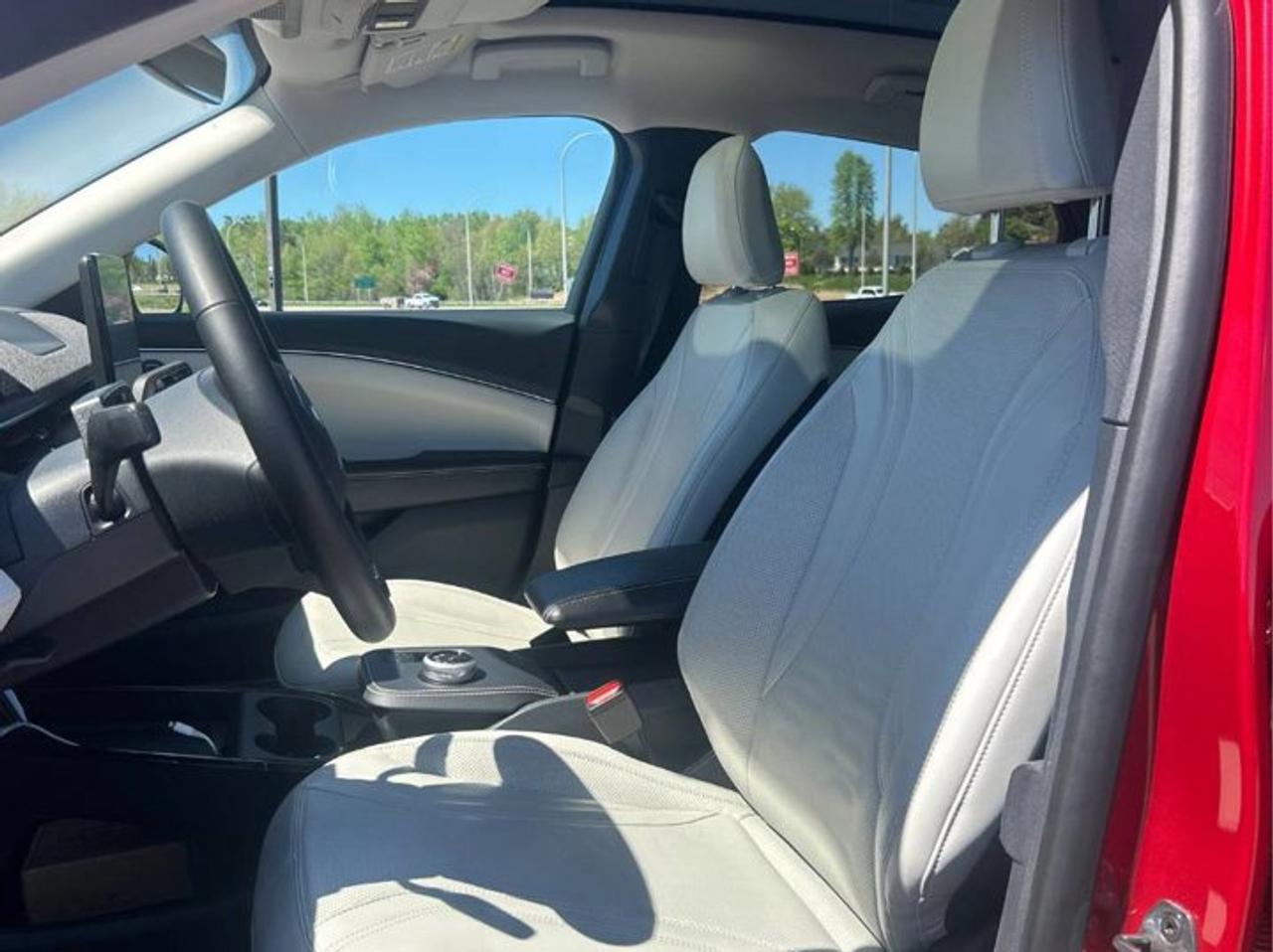 2023 Ford Mustang Mach-E Premium Extended Range AWD | Leather | Fixed Pano Roof | Heated Seats + Steering | Navi | and More ! Photo2