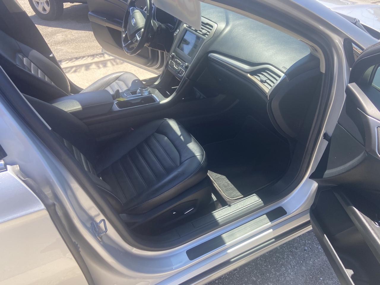 2017 Ford Fusion SE Photo